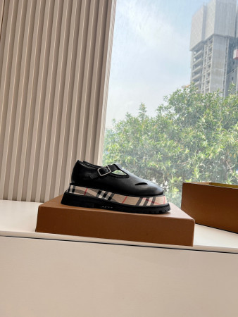 ua B**rry check leather flats