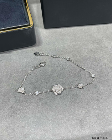 piaget fully Di*m*nd-encrusted flower bracelet