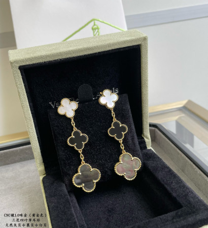 V*N CL*F & arpels three-leaf clover earrings