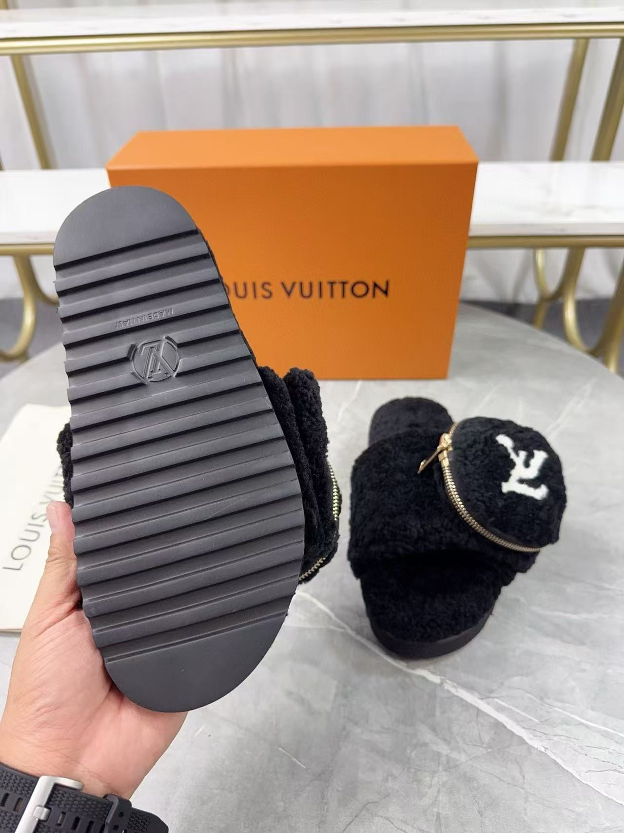 UA LV Slippers