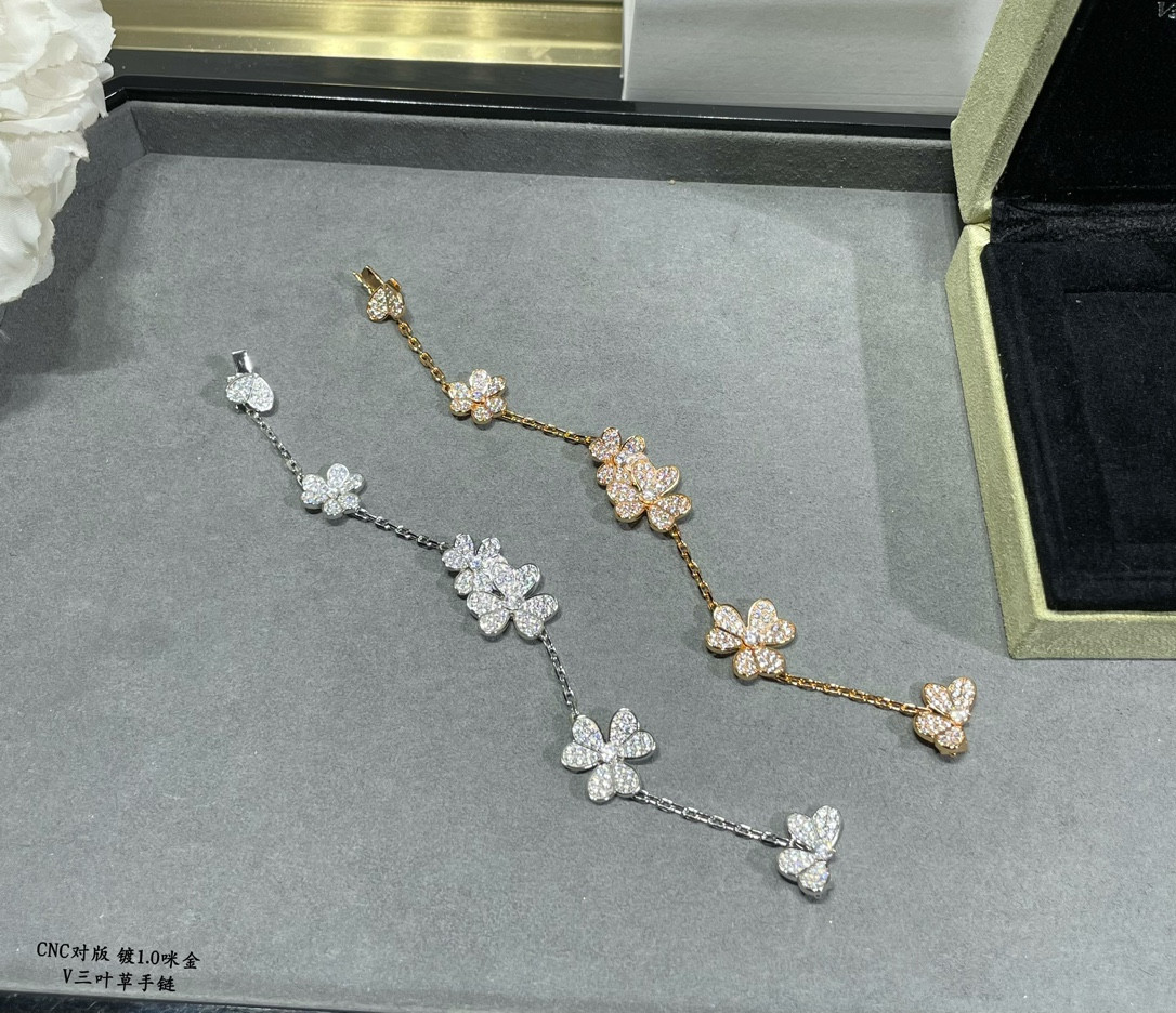 V*N CL*F & arpels clover bracelet