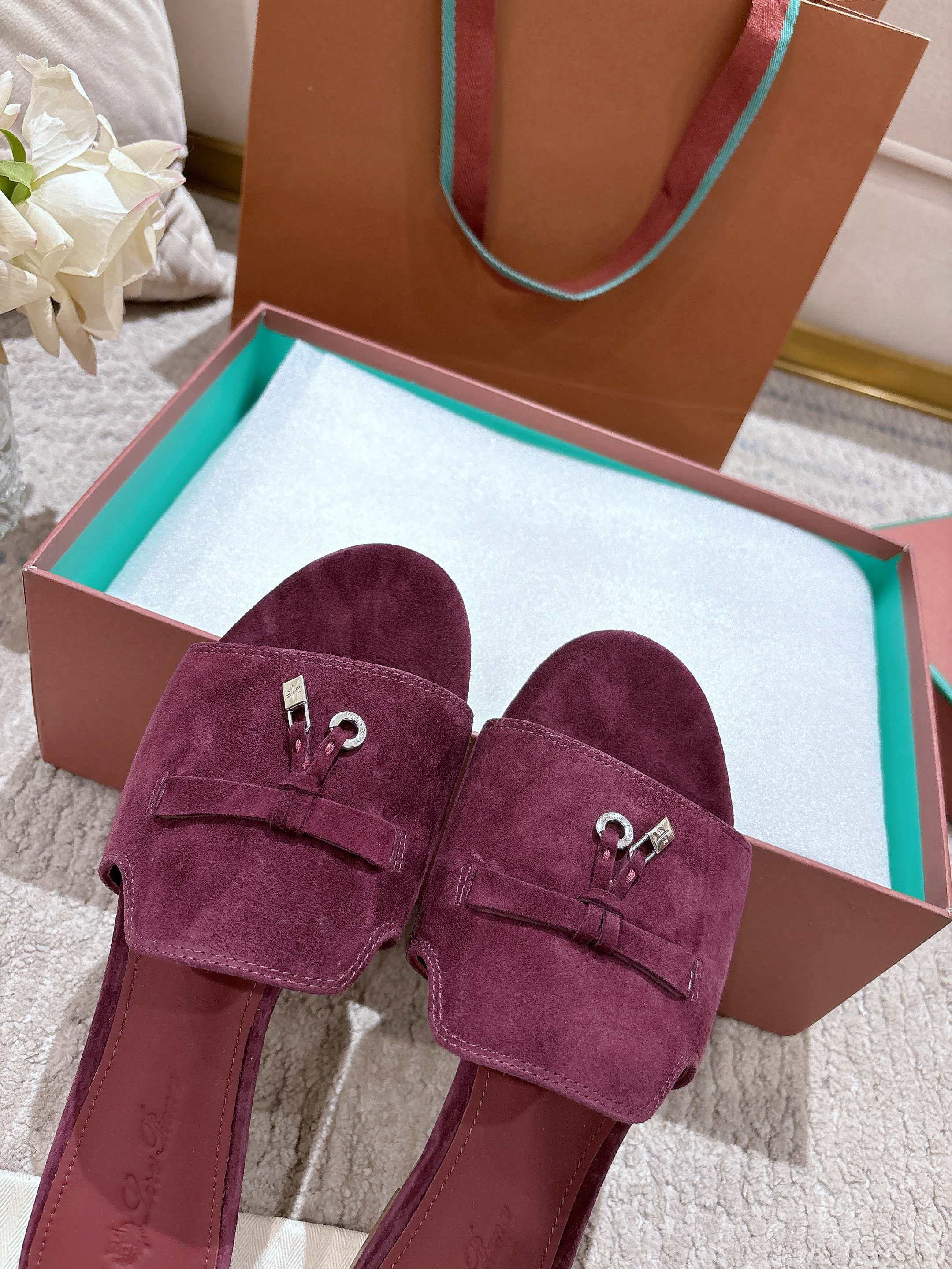 ua L**o p*ana summer charms sandal