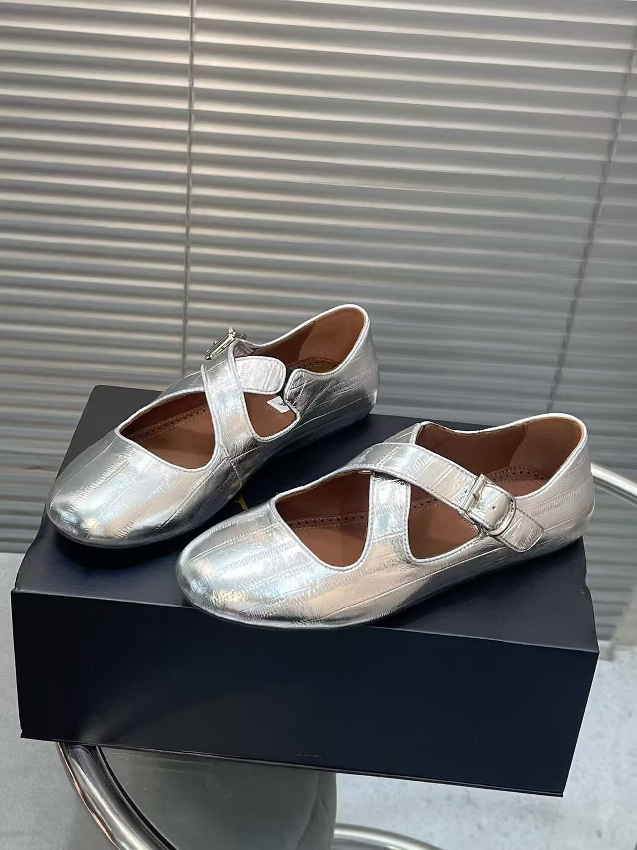 UA ALAÏA CRISS CROSS BALLET FLATS