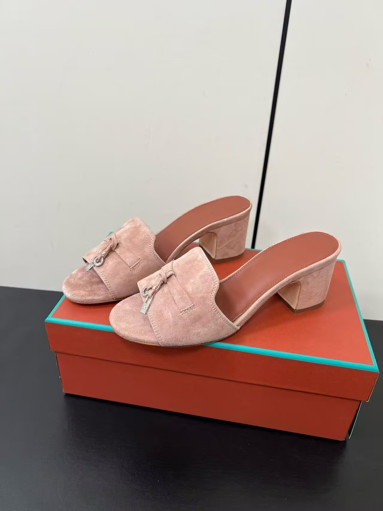 ua L**o p*ana summer charms sandal