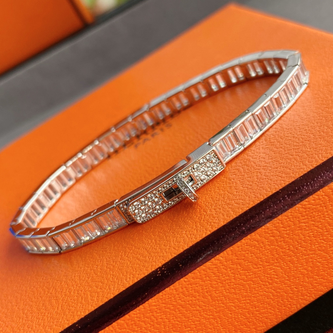 H**me5 button trapezoid di*m*nd bracelet