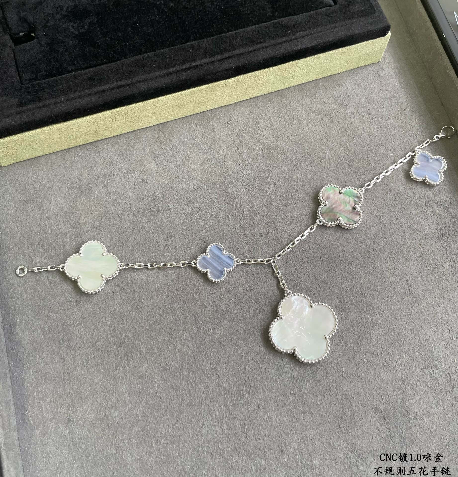 V*N CL*F & arpels irregular five-leaf clover bracelet