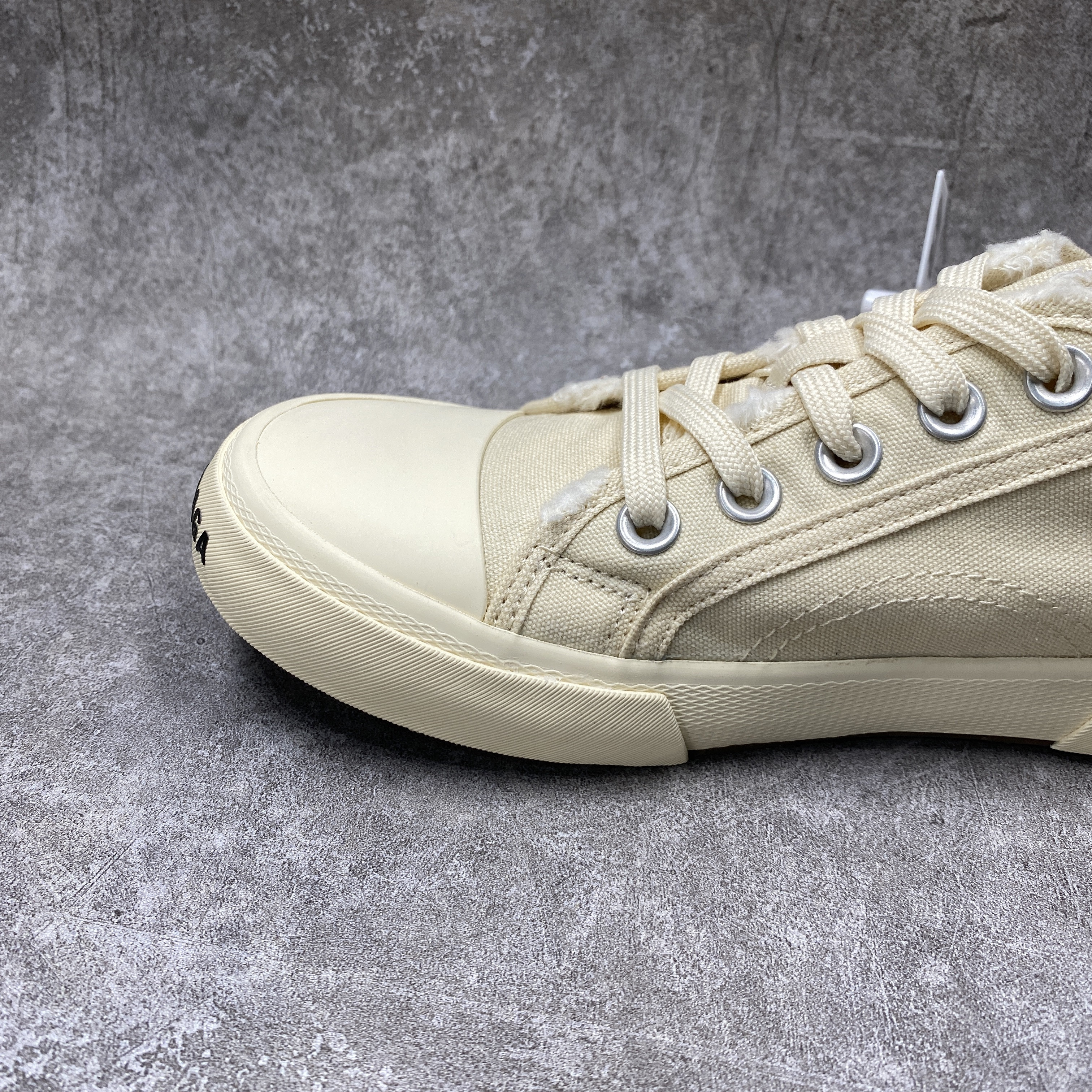 PARIS LOW TOP SNEAKER IN WHITE