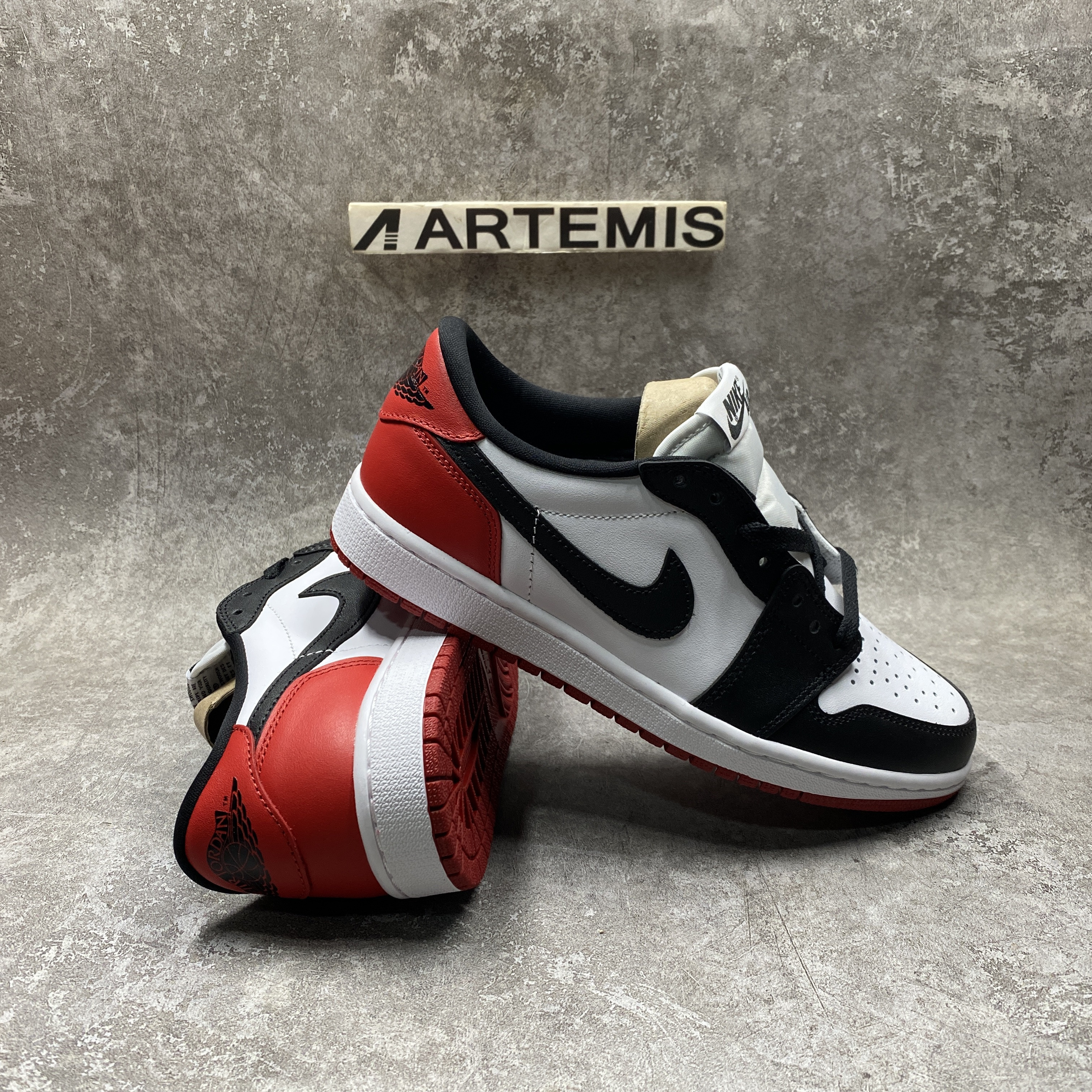 Air Jordan 1 Low OG Black Toe 2023
