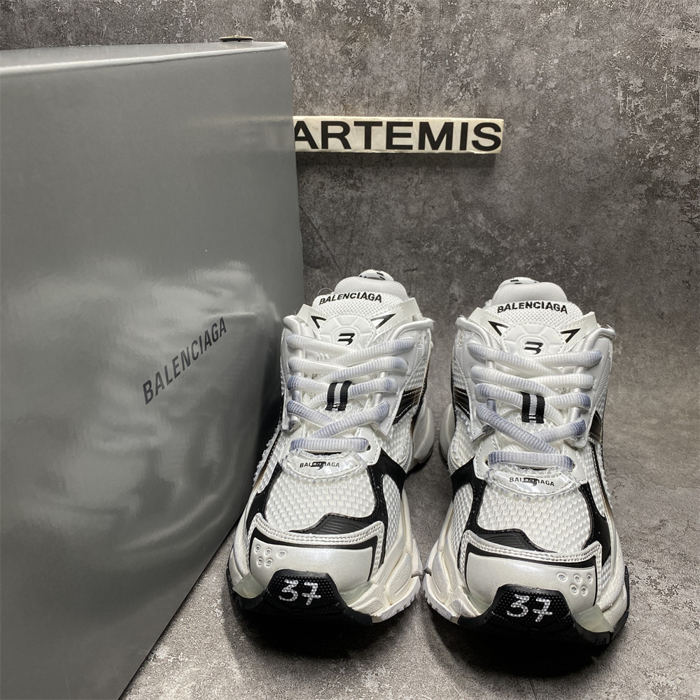 ua Ba*len*cia*ga runner sneaker