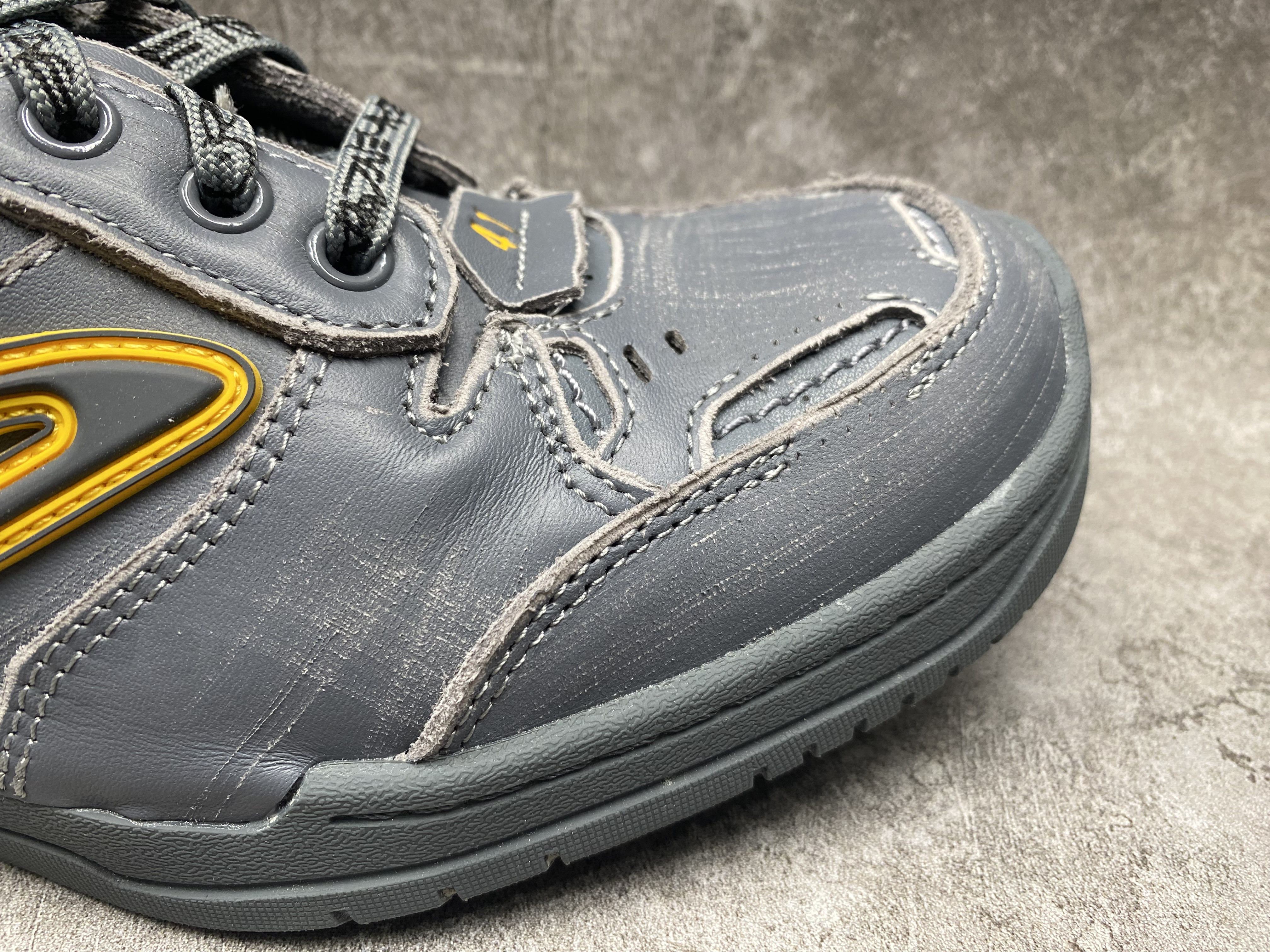 ua Ba*len*cia*ga hamptons worn-out sneaker in grey/yellow(run one size large)