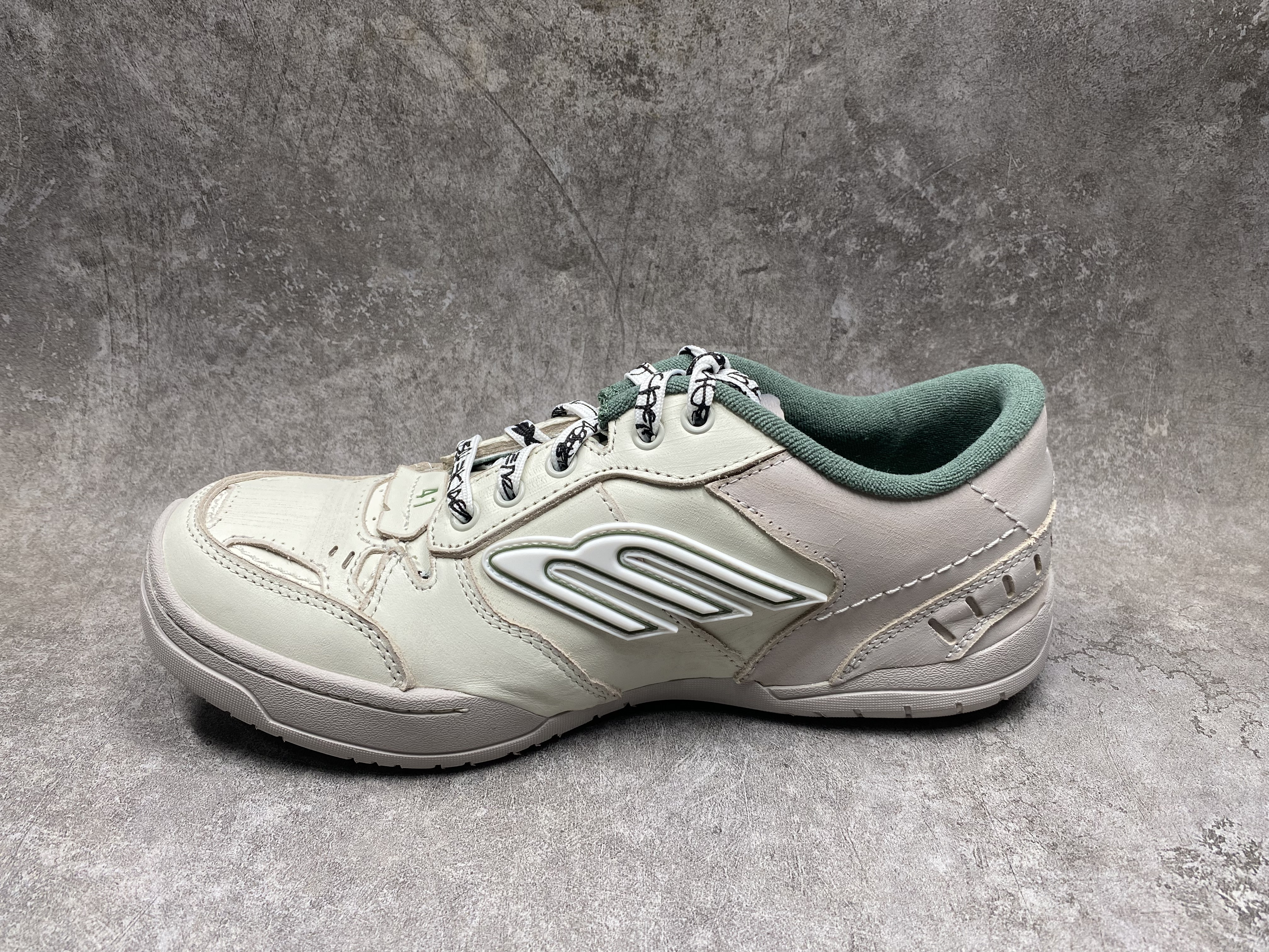 ua Ba*len*cia*ga hamptons worn-out sneaker (run one size large)