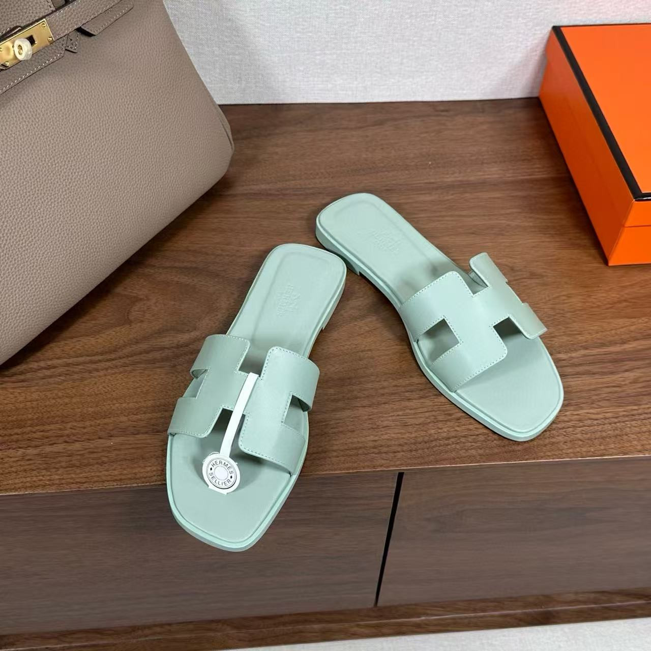 ua H**me5 oran sandal
