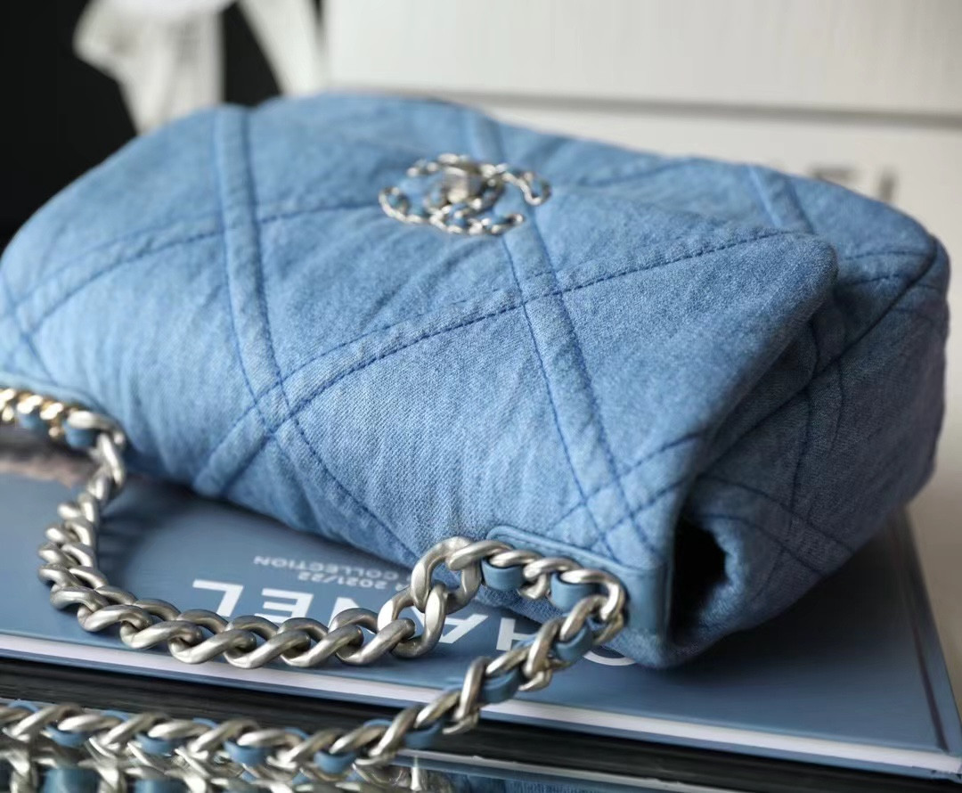 Ch*el denim quilted medium 19 bag 30cm