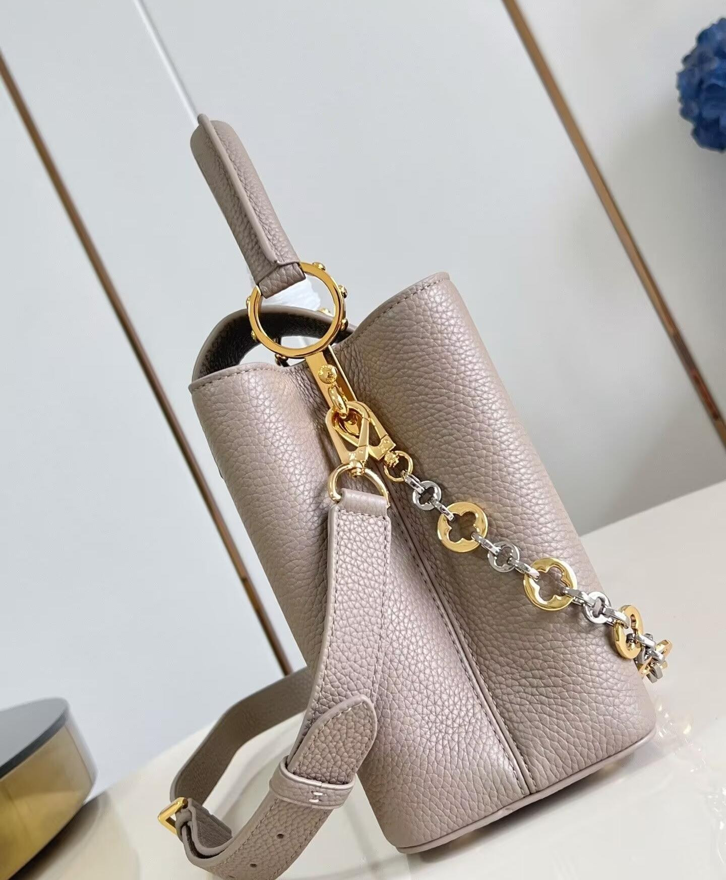 LV Capucines MM M12935 31x20x11cm