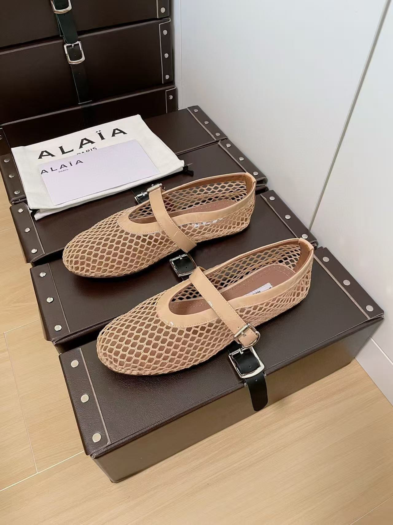 UA ALAÏA BALLET FLATS IN FISHNET