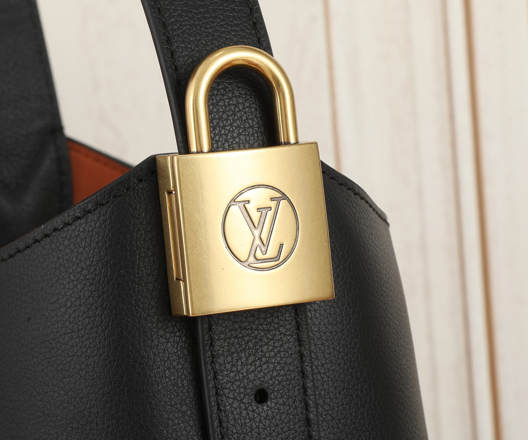 LV  small low key hobo M25352 24x28x16cm