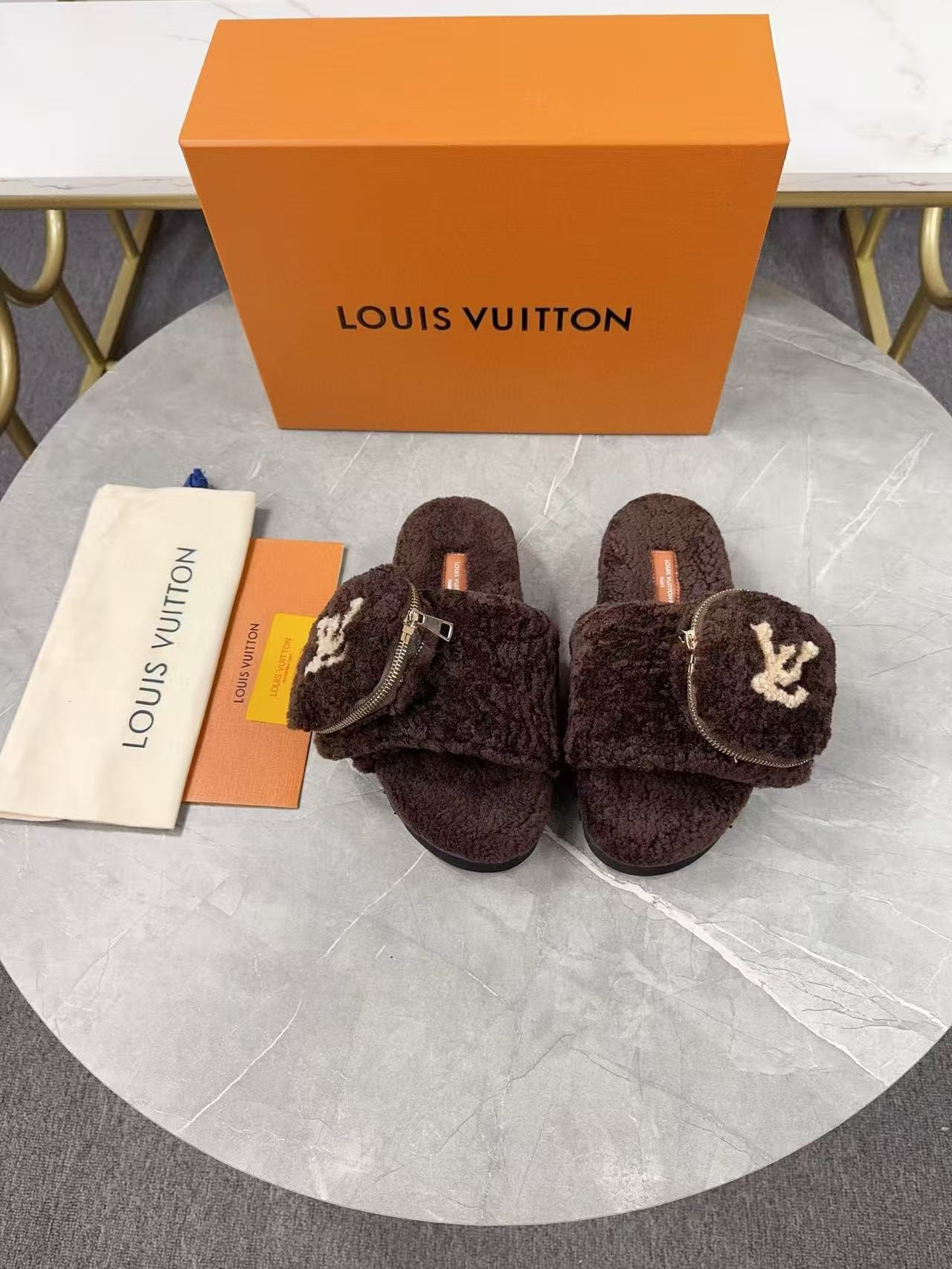 UA LV Slippers
