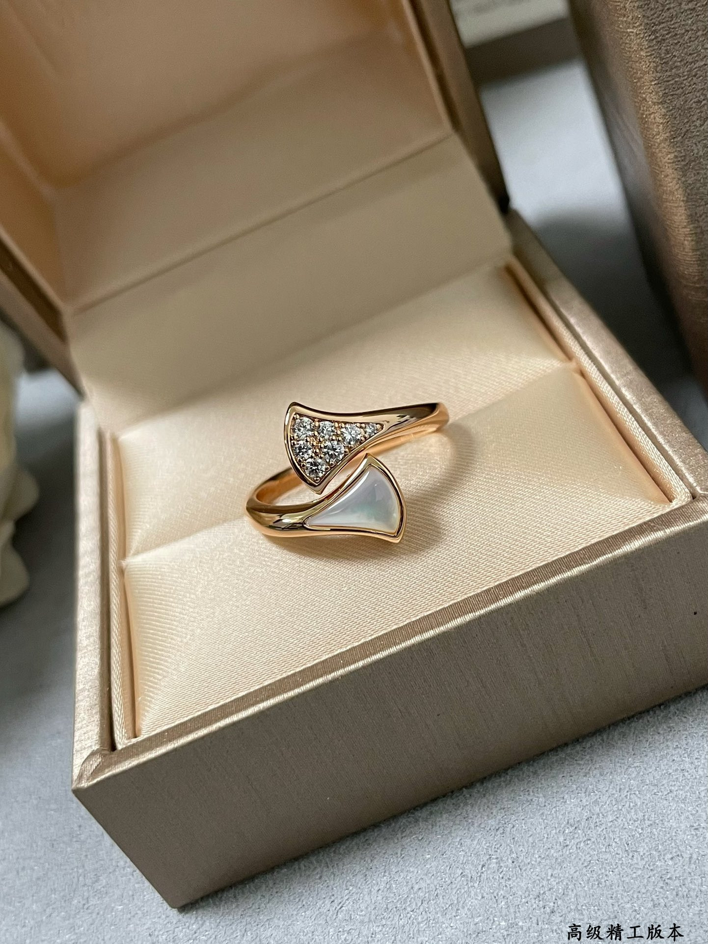 B*l*ai white mother-of-pearl scalloped skirt ring