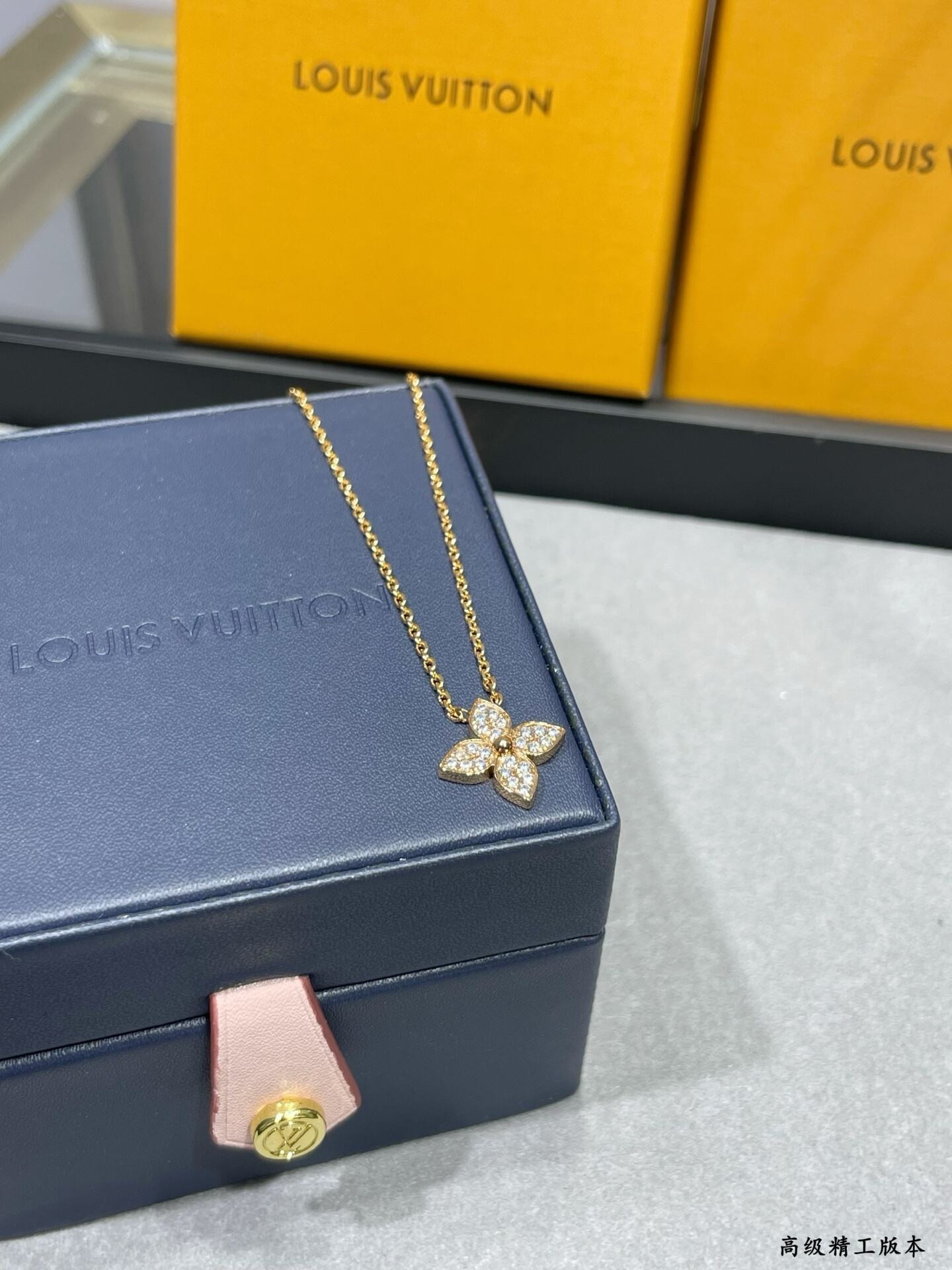 lv single flower full Di*m*nd necklace