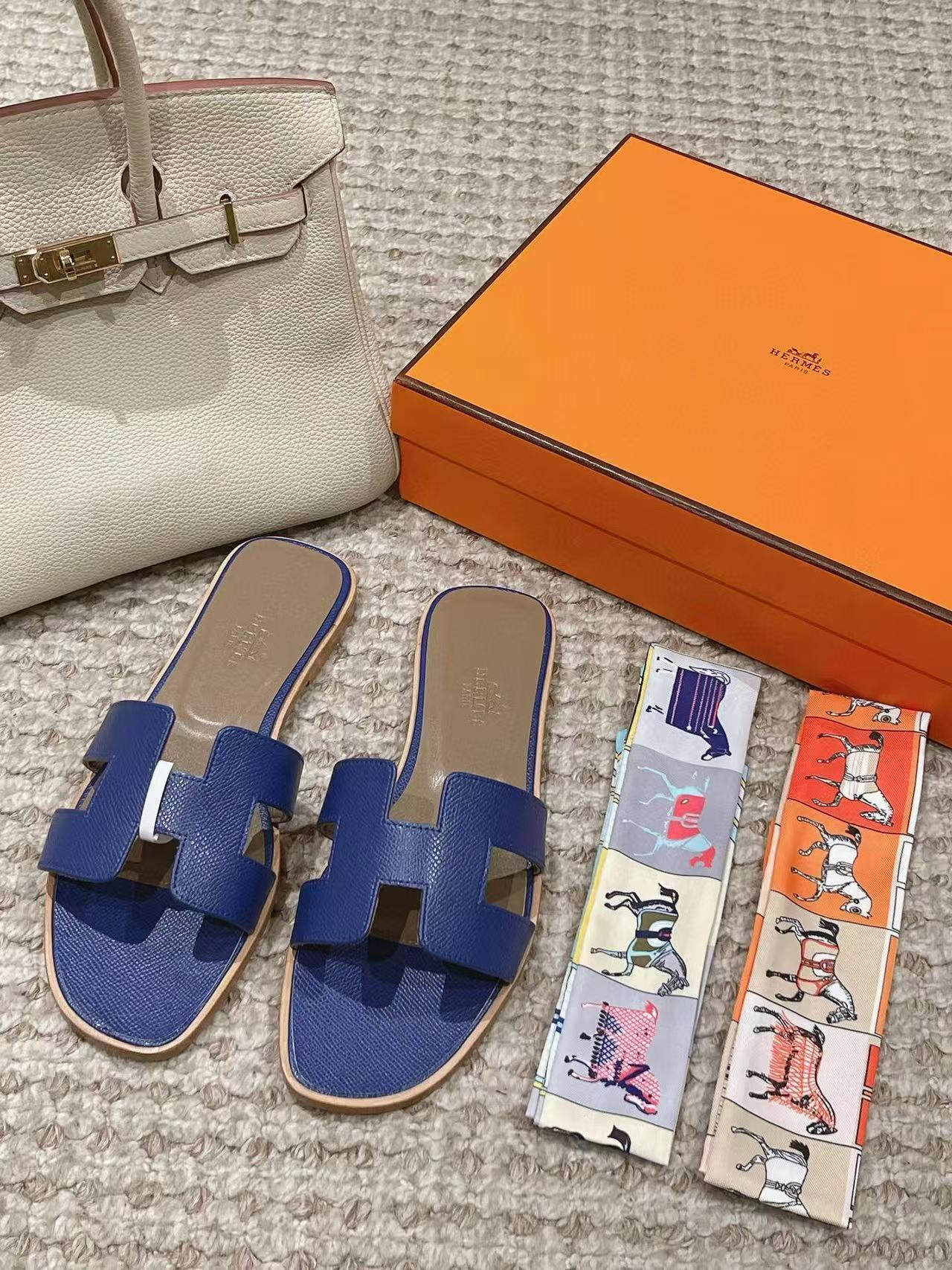 ua H**me5 oran sandal