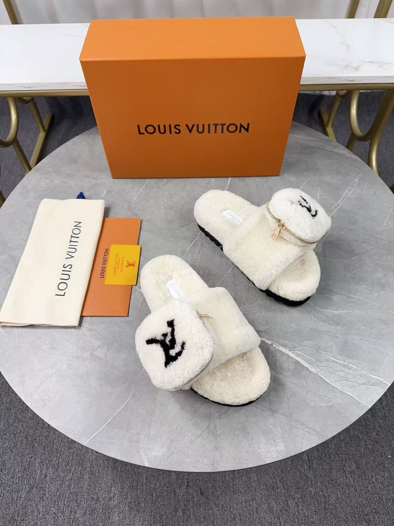 UA LV Slippers