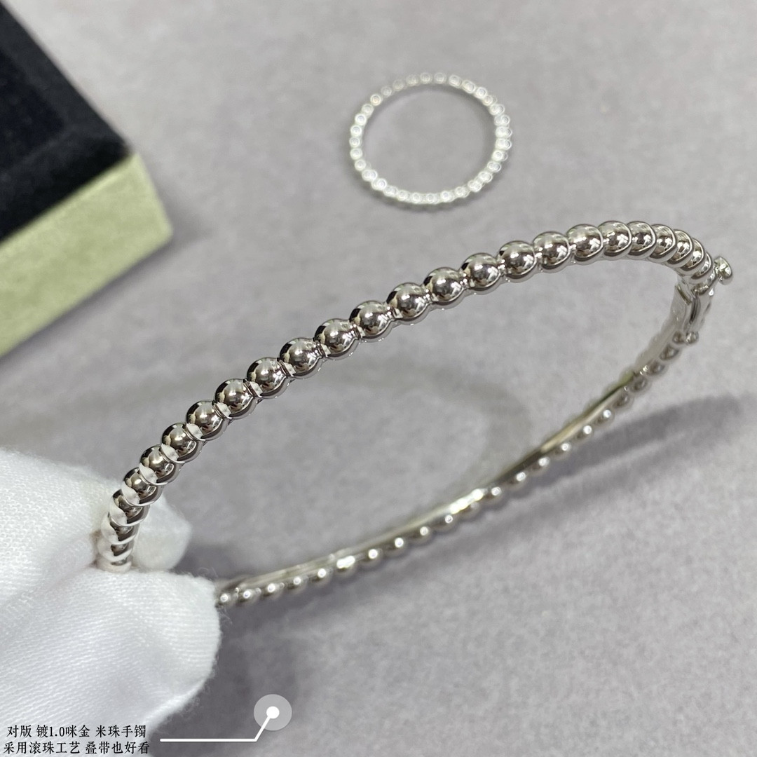 V*N CL*F & arpels rice bead bracelet