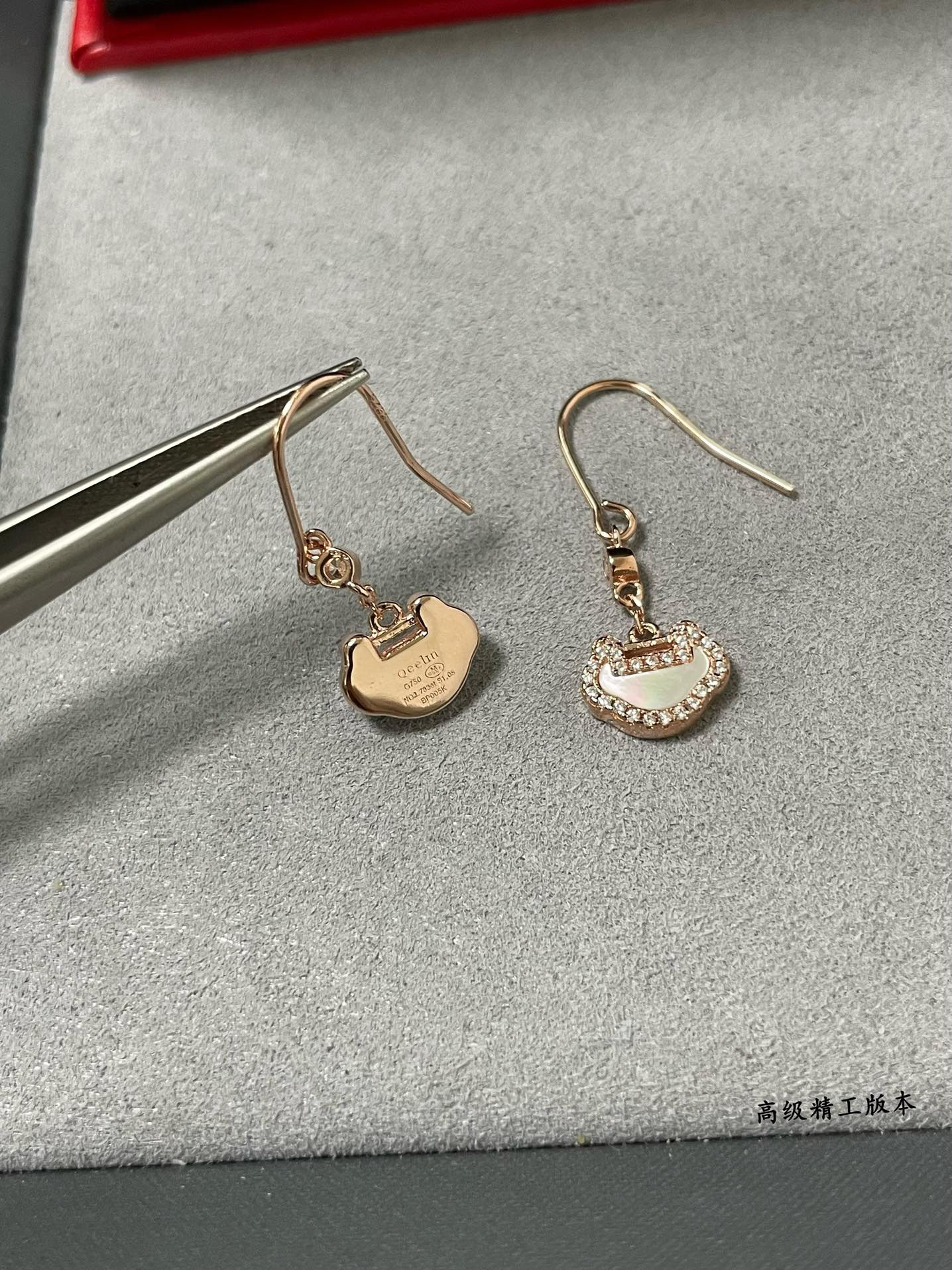 Qeelin White Mother-of-Pearl Ruyi Earrings