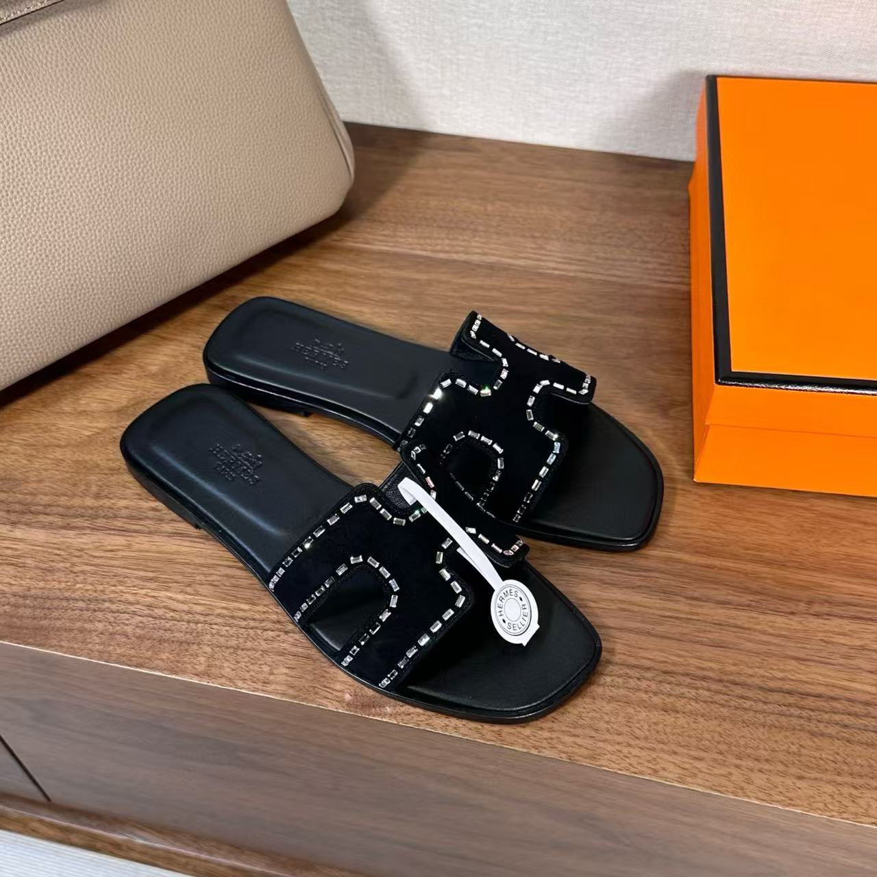 ua H**me5 oran sandal