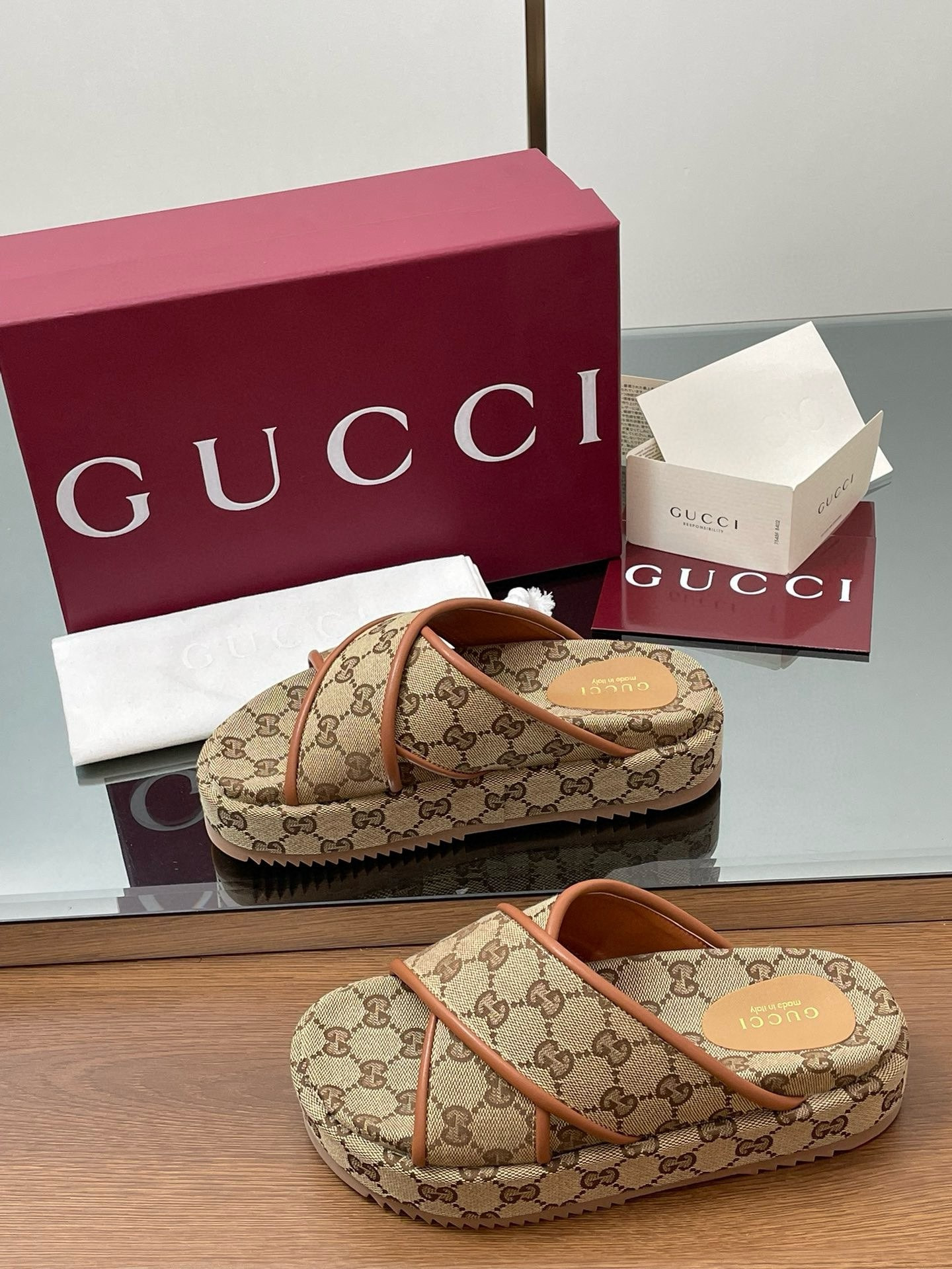 ua G*u*i criss cross slide sandals