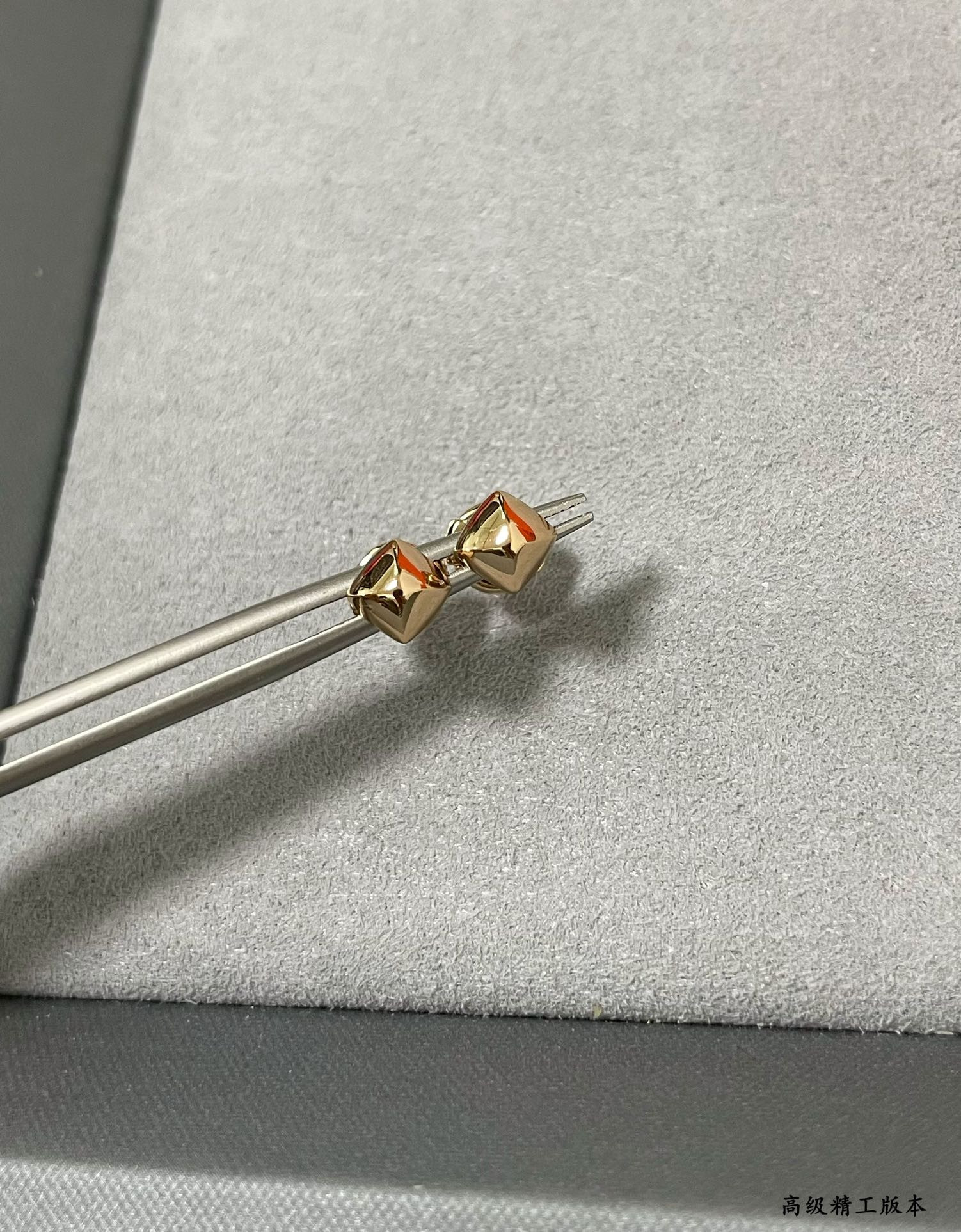 H**me5 single rivet smooth stud earrings