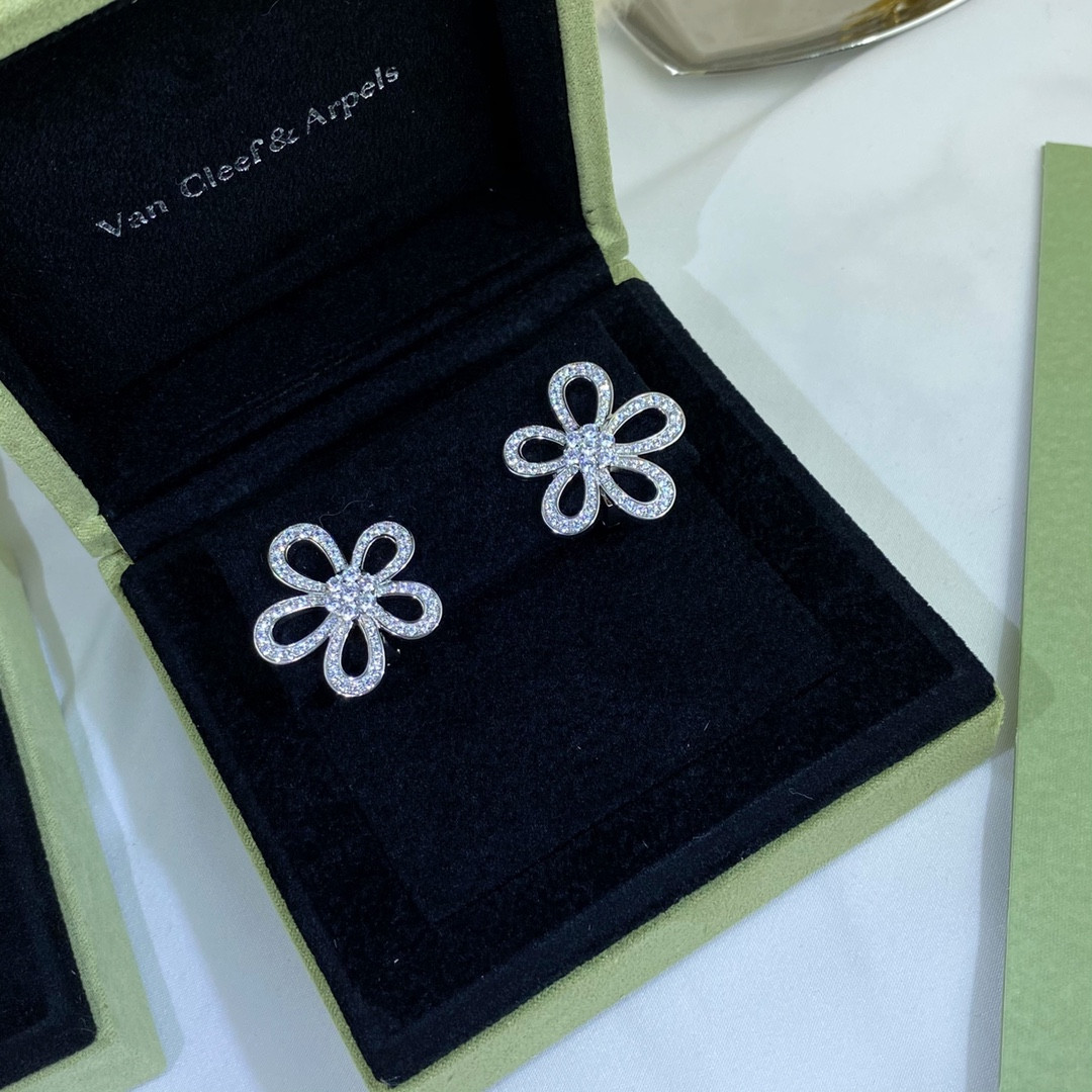 v*n cl*f & arpels Di*m*nd flower earrings