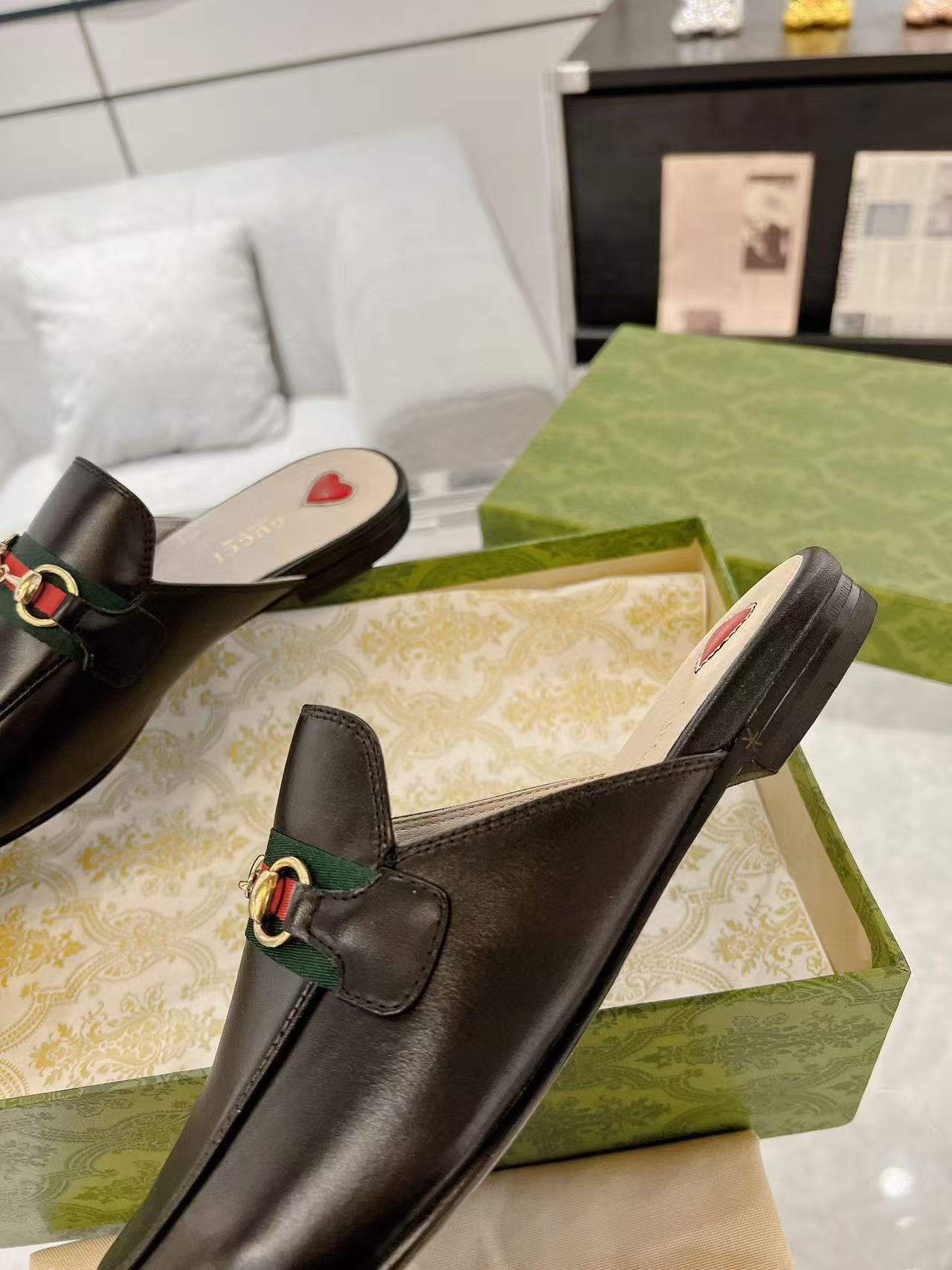 ua G*u*i princetown slipper