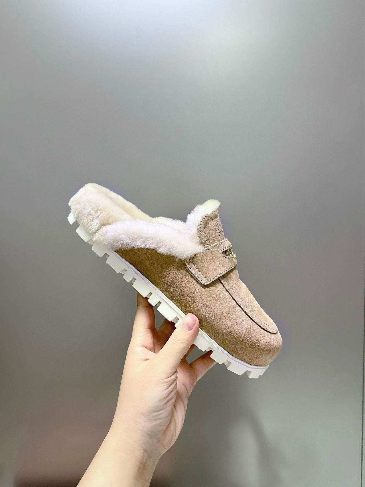 UA Miu Miu Slides