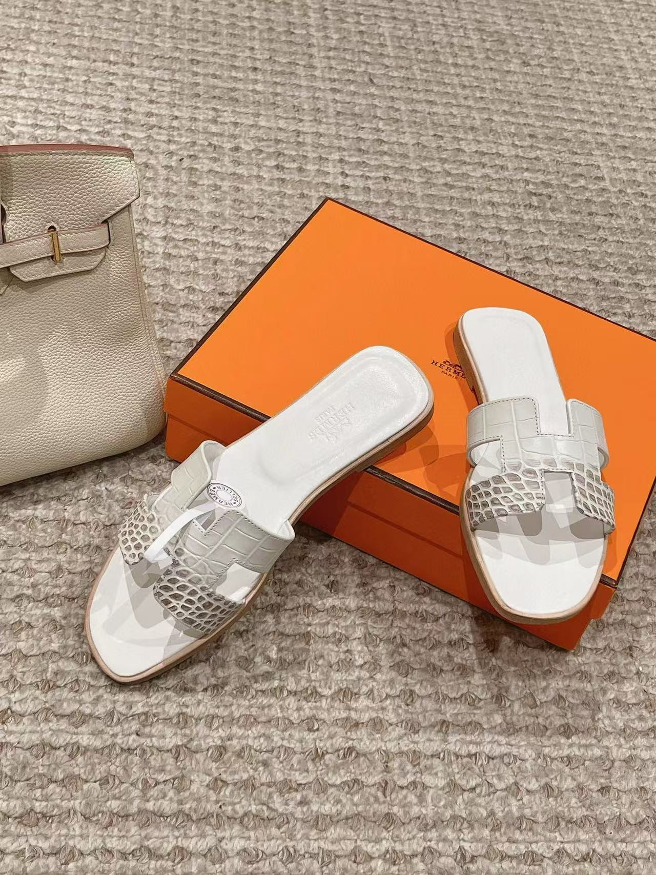 ua H**me5 oran sandal