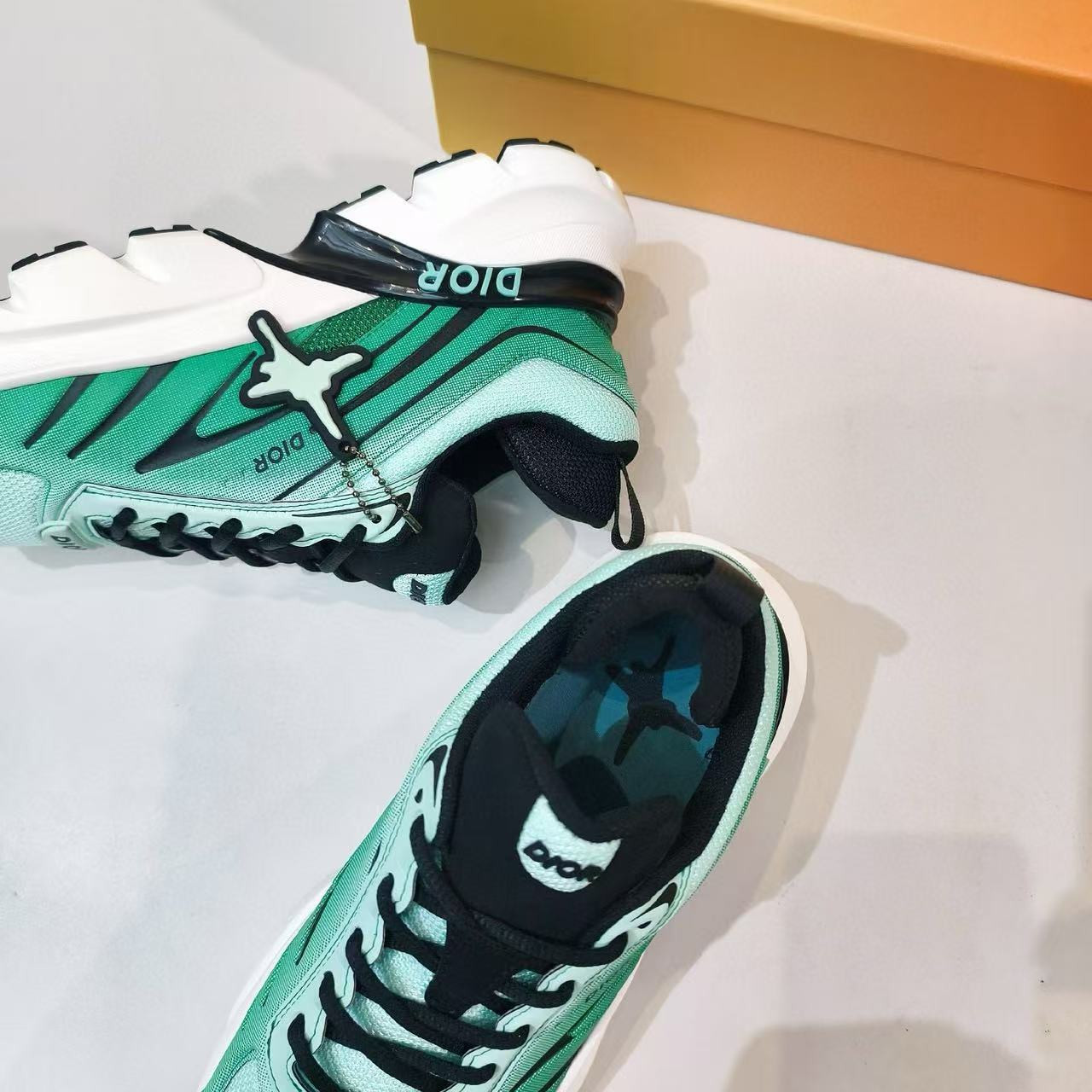 ua D*or sneaker