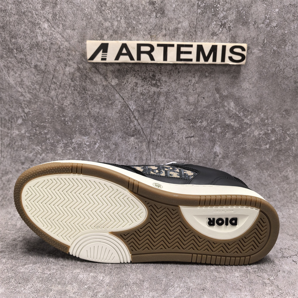 ua D*or sneaker
