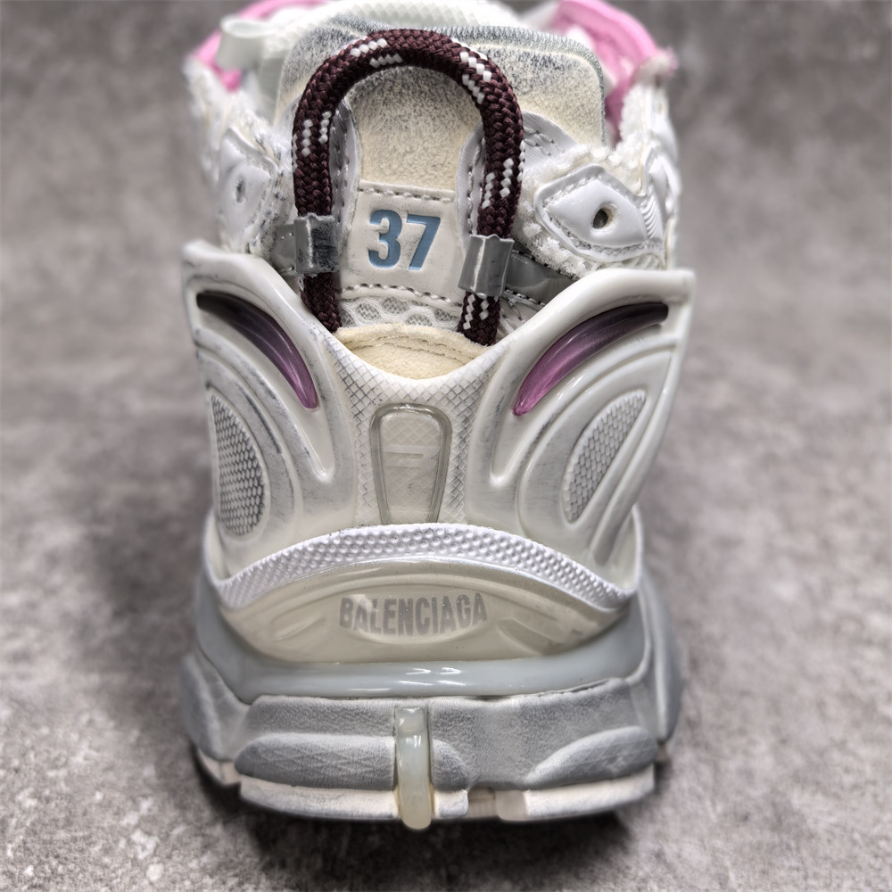 ua Ba*len*cia*ga runner sneaker