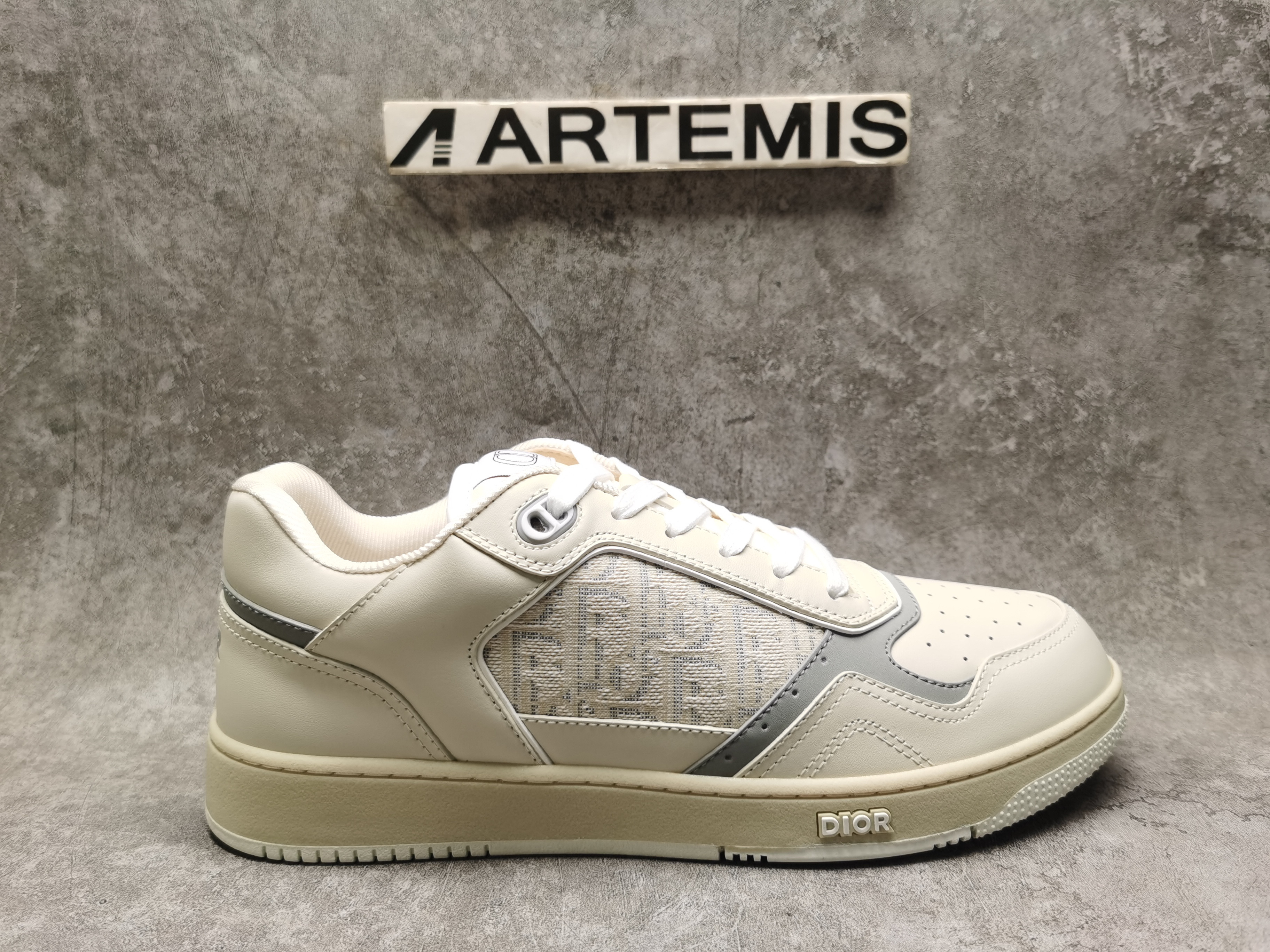 ua D*or sneaker