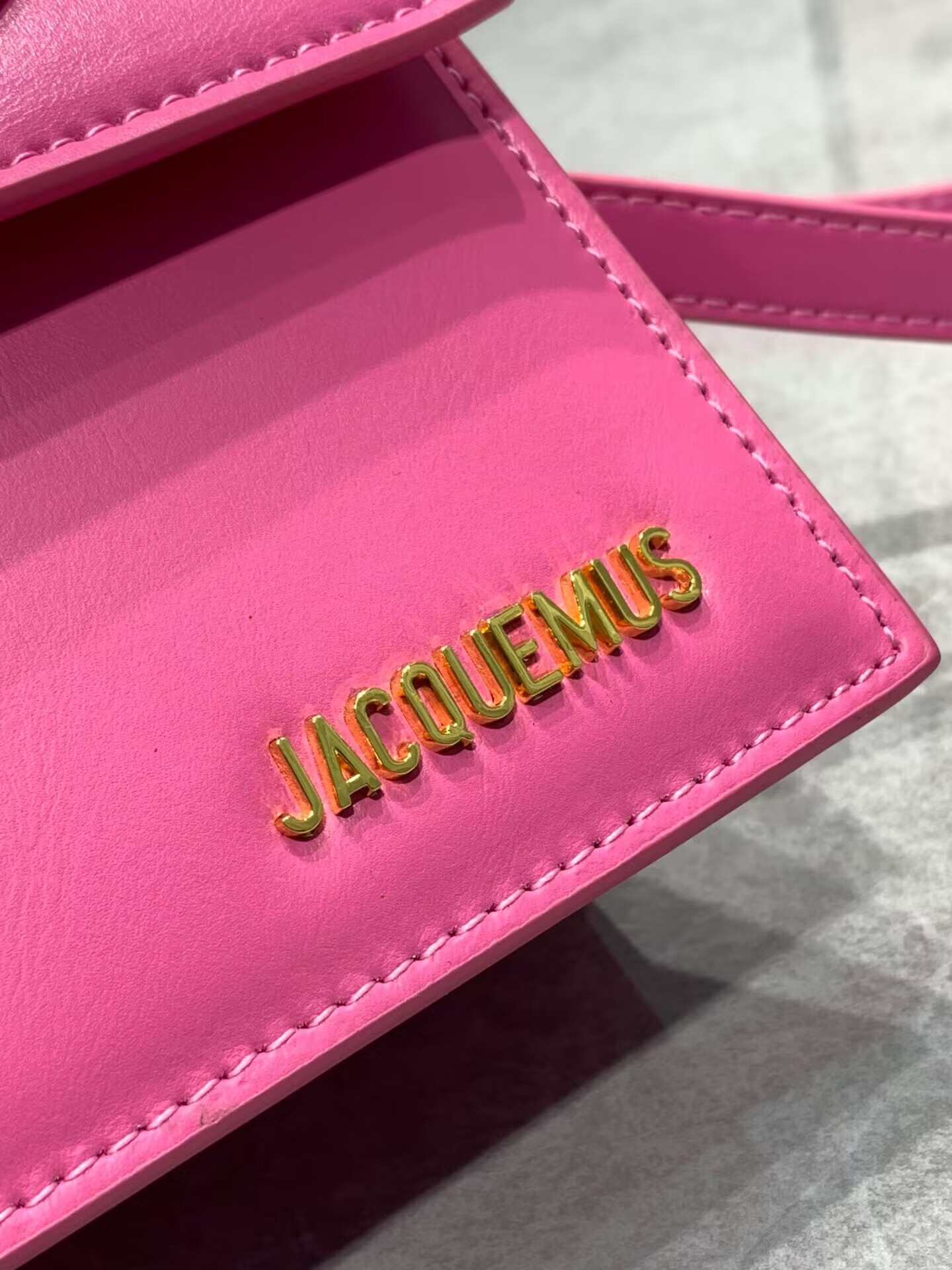 JACQUEMUS Le Chiquito moyen LES CLASSIQUES  20×15.5×8cm