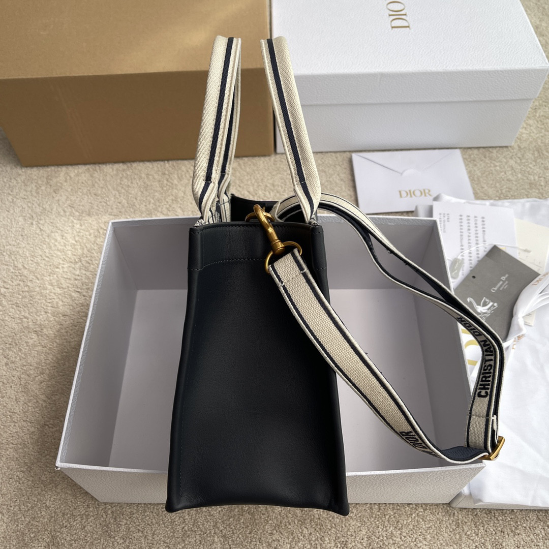 D*or  book tote  reverse  26.5×21×14cm