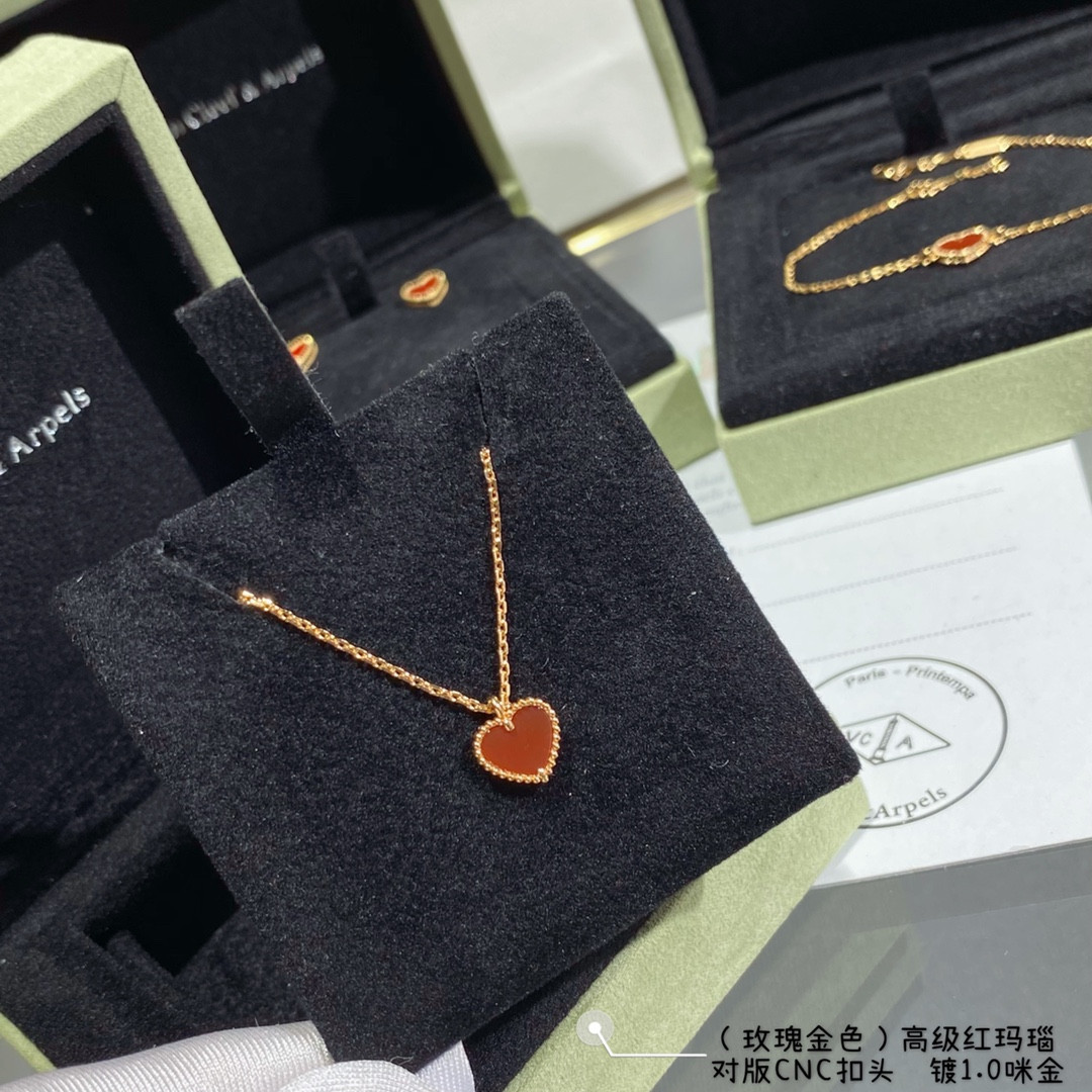 V*N CL*F & arpels red agate heart-shaped love necklace