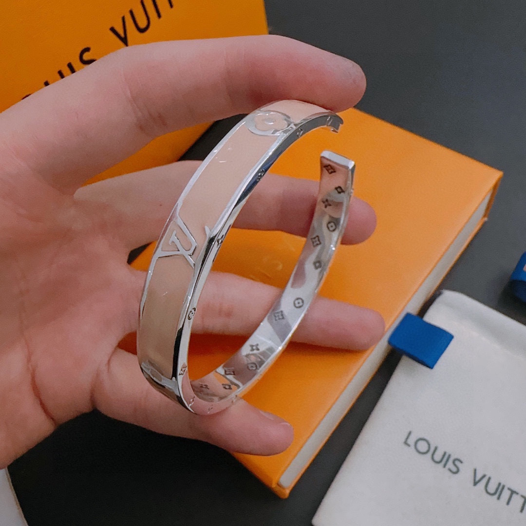 l0*is V*t0n bracelet
