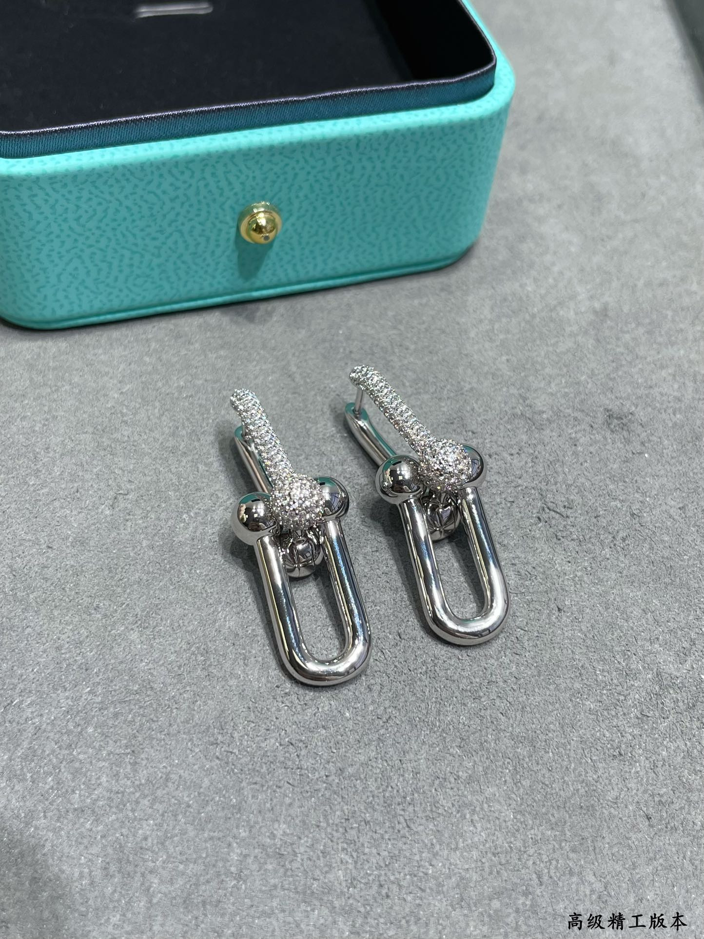 t*f*ny & co. stirrup with Di*m*nd double hoop earrings