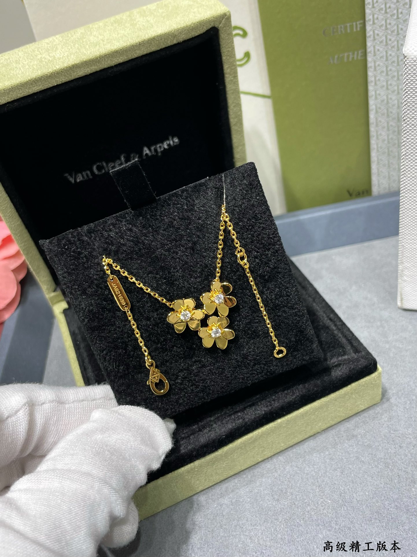 V*N CL*F & arpels three-leaf clover necklace