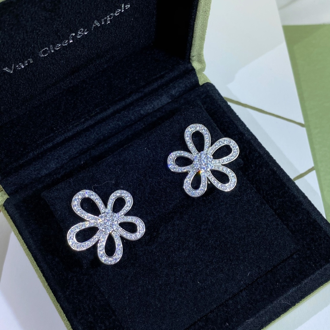 v*n cl*f & arpels Di*m*nd flower earrings