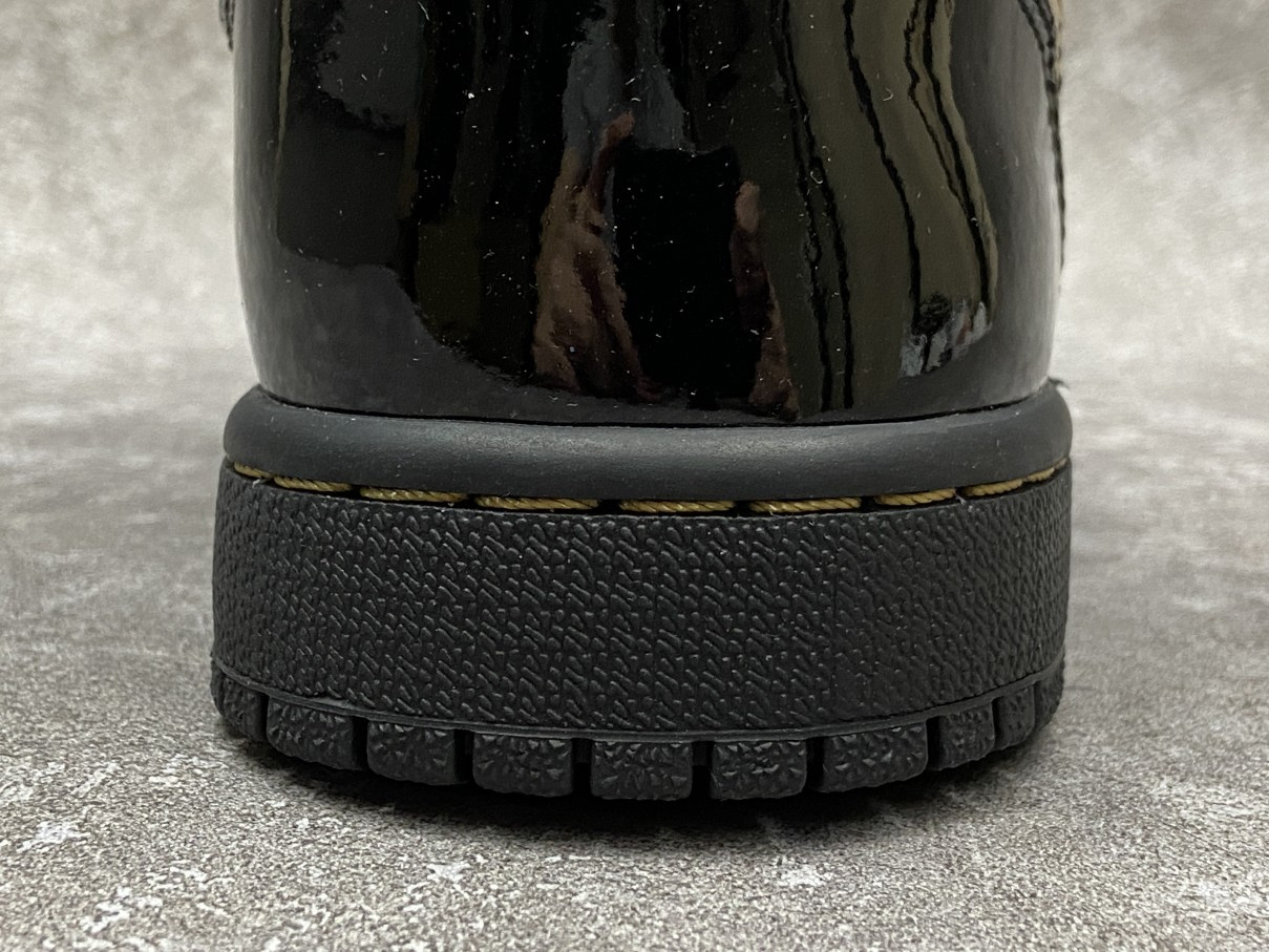 Air Jordan 1 Retro High Black Metallic Gold