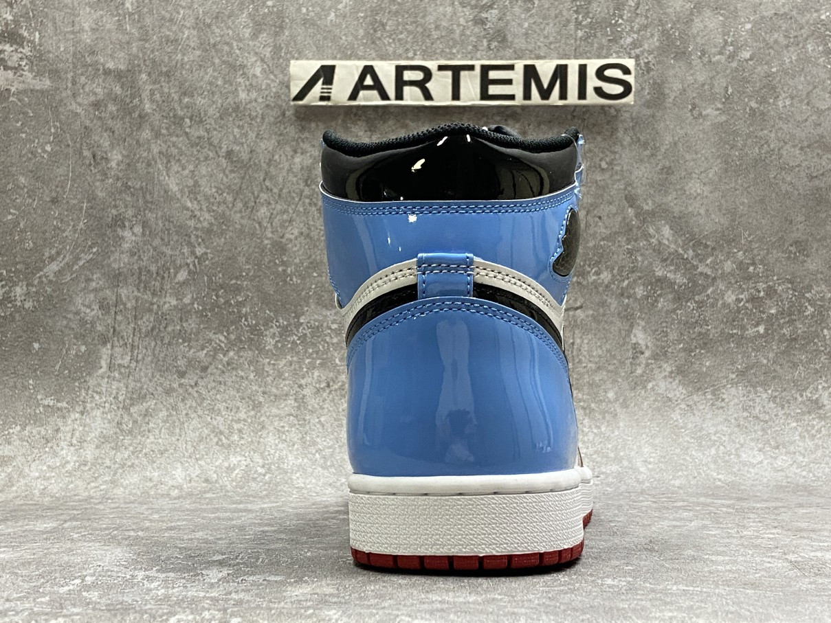 Air Jordan 1 Retro High Fearless UNC Chicago