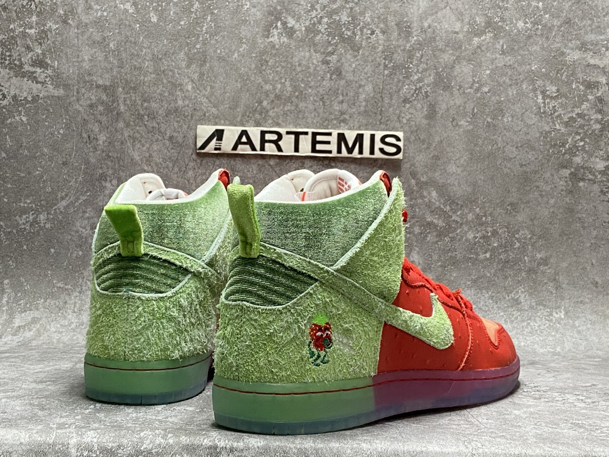 Nike SB Dunk High Strawberry Cough
