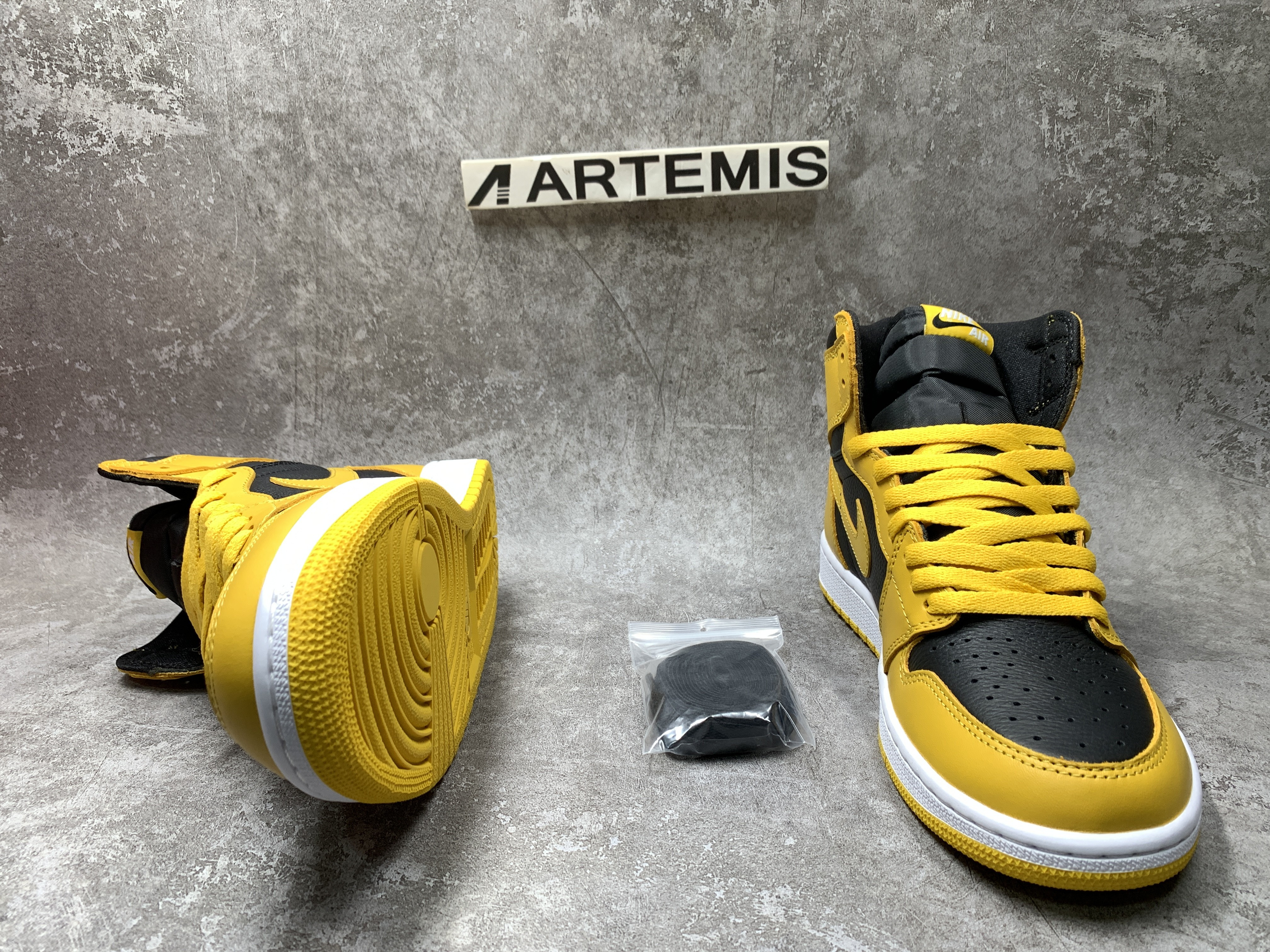 Air Jordan 1 High Retro OG Pollen