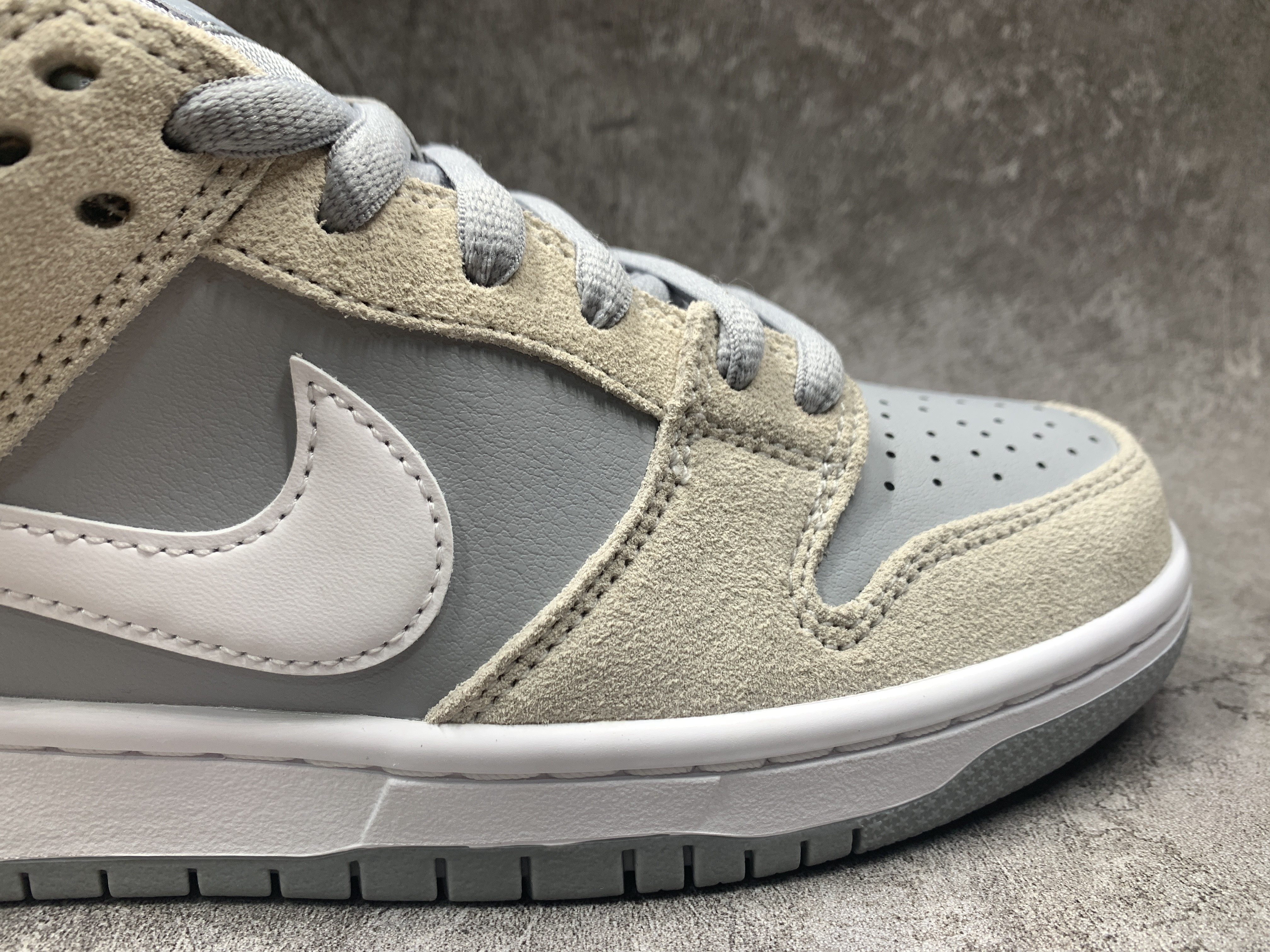 Nike SB Dunk Low Summit White Wolf Grey
